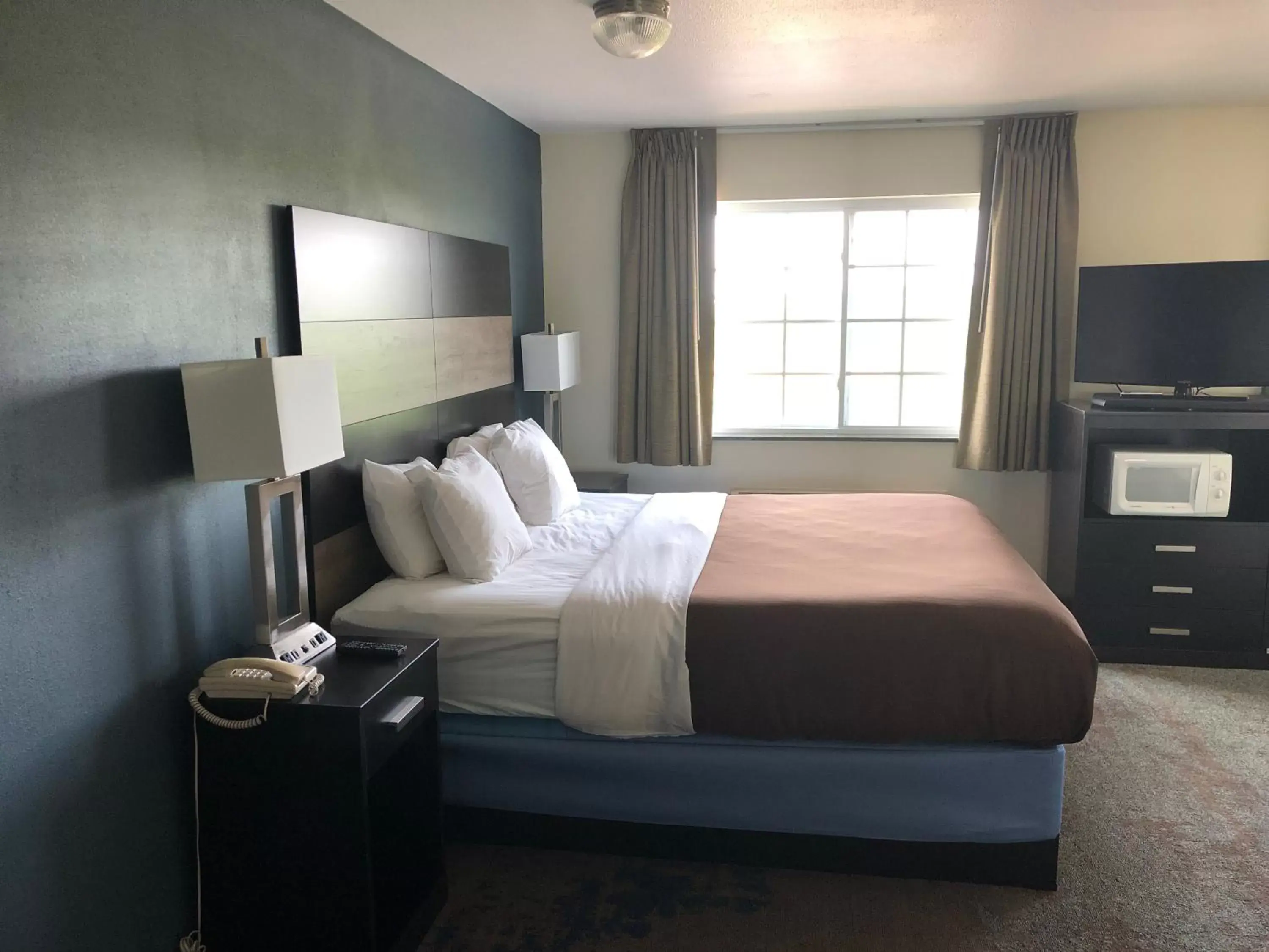 Guests, Bed in AmericInn by Wyndham Maquoketa