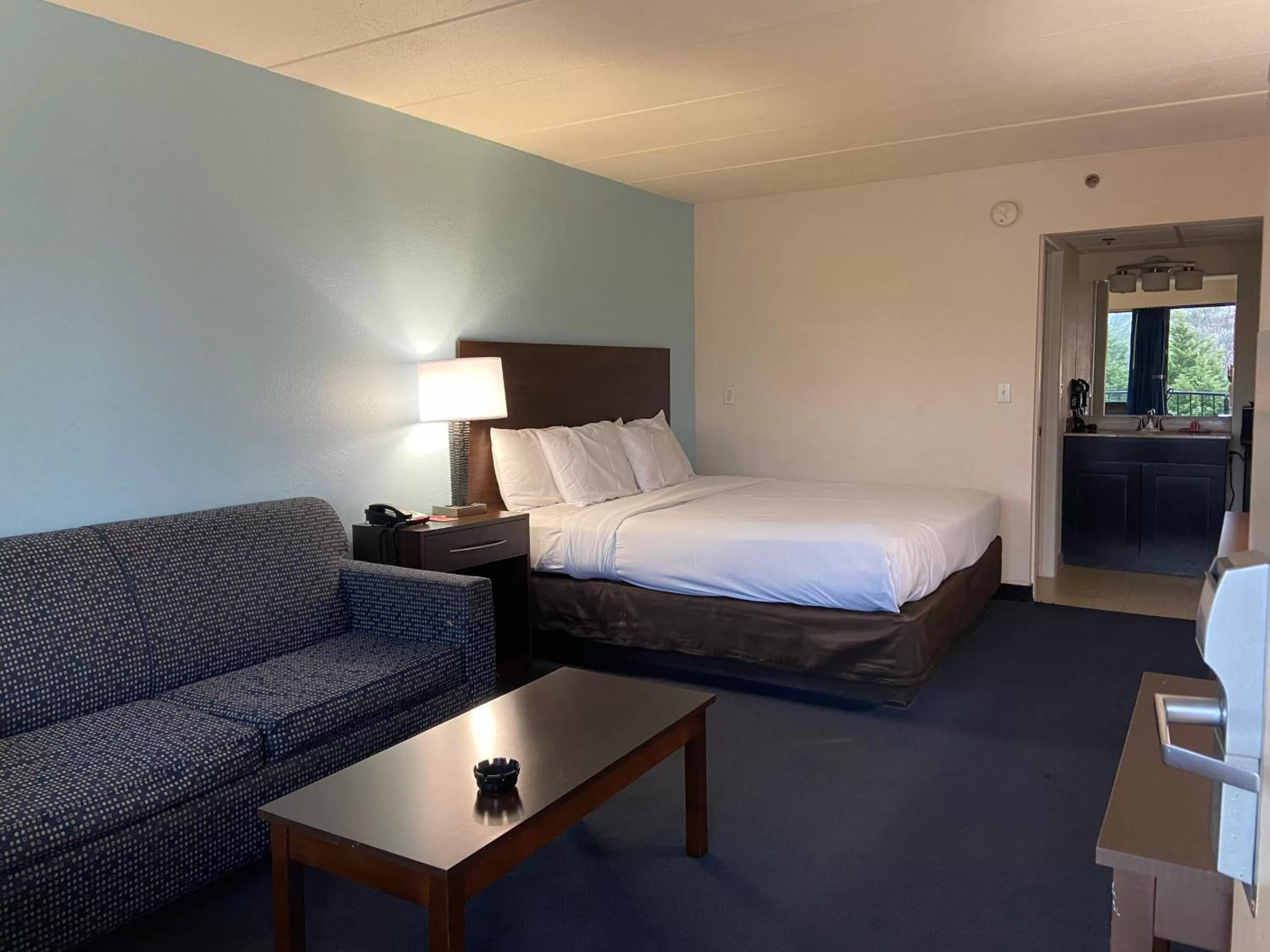 Bed in Econo Lodge Inn & Suites Rehoboth Beach