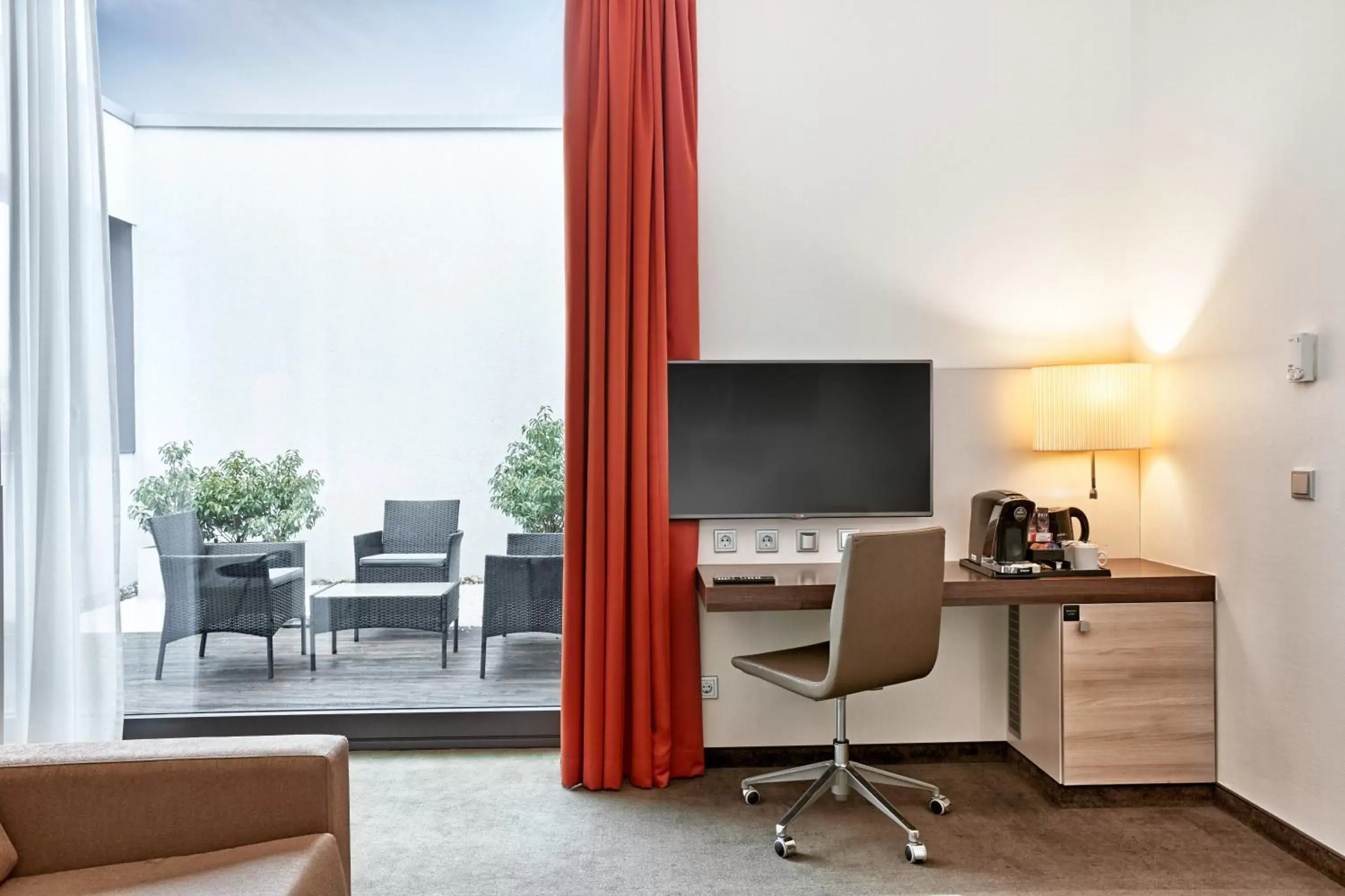 Photo of the whole room, TV/Entertainment Center in H4 Hotel Münster