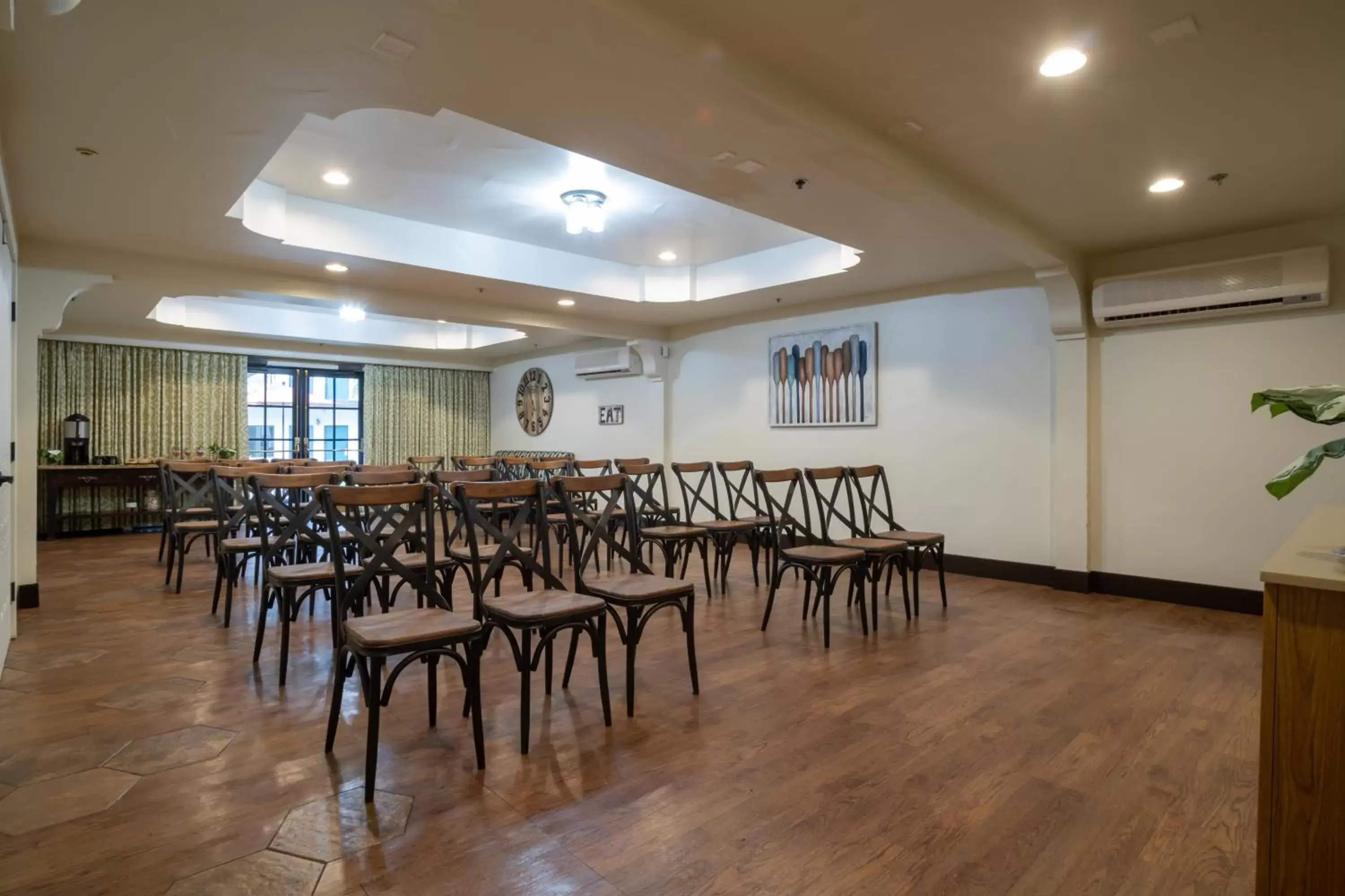 Meeting/conference room, Restaurant/Places to Eat in Oxford Suites Pismo Beach