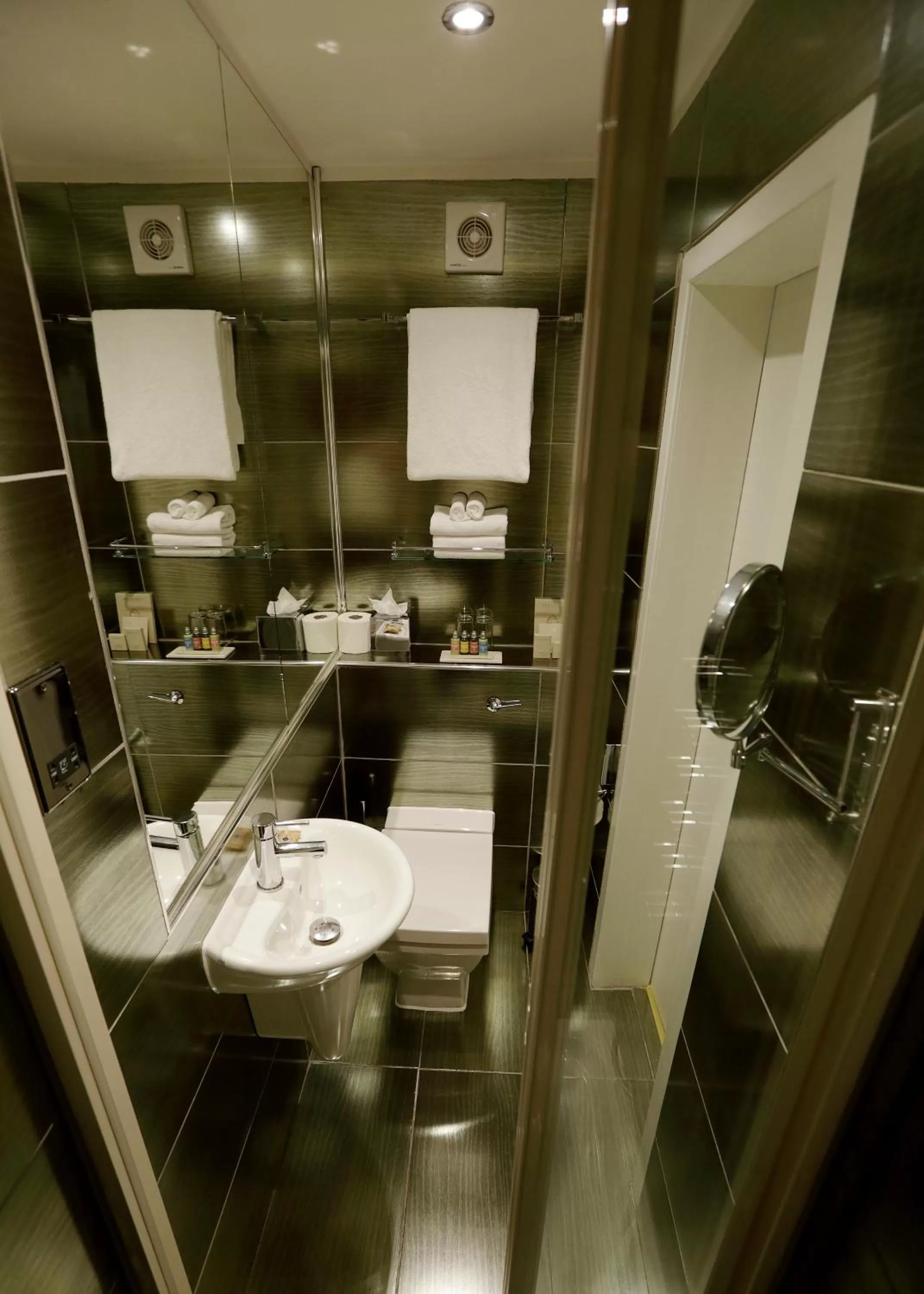 Toilet in Nira Caledonia