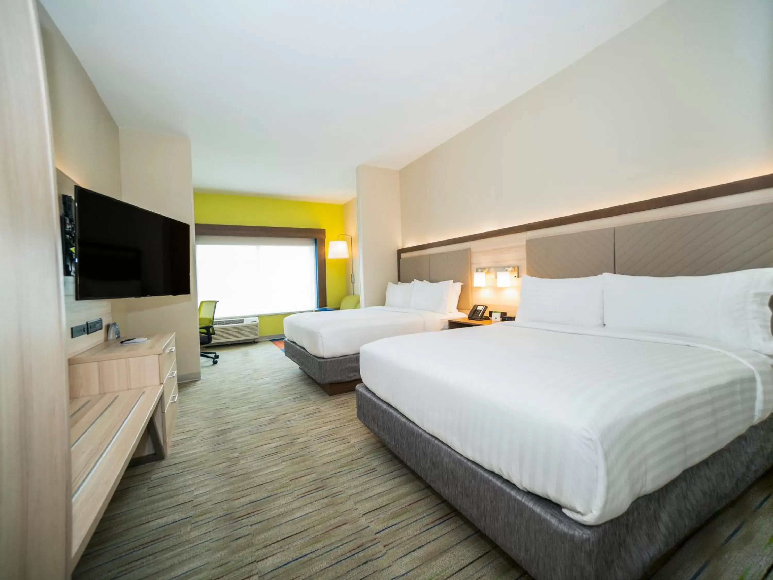 Bed in Holiday Inn Express & Suites - Southaven Central - Memphis, an IHG Hotel