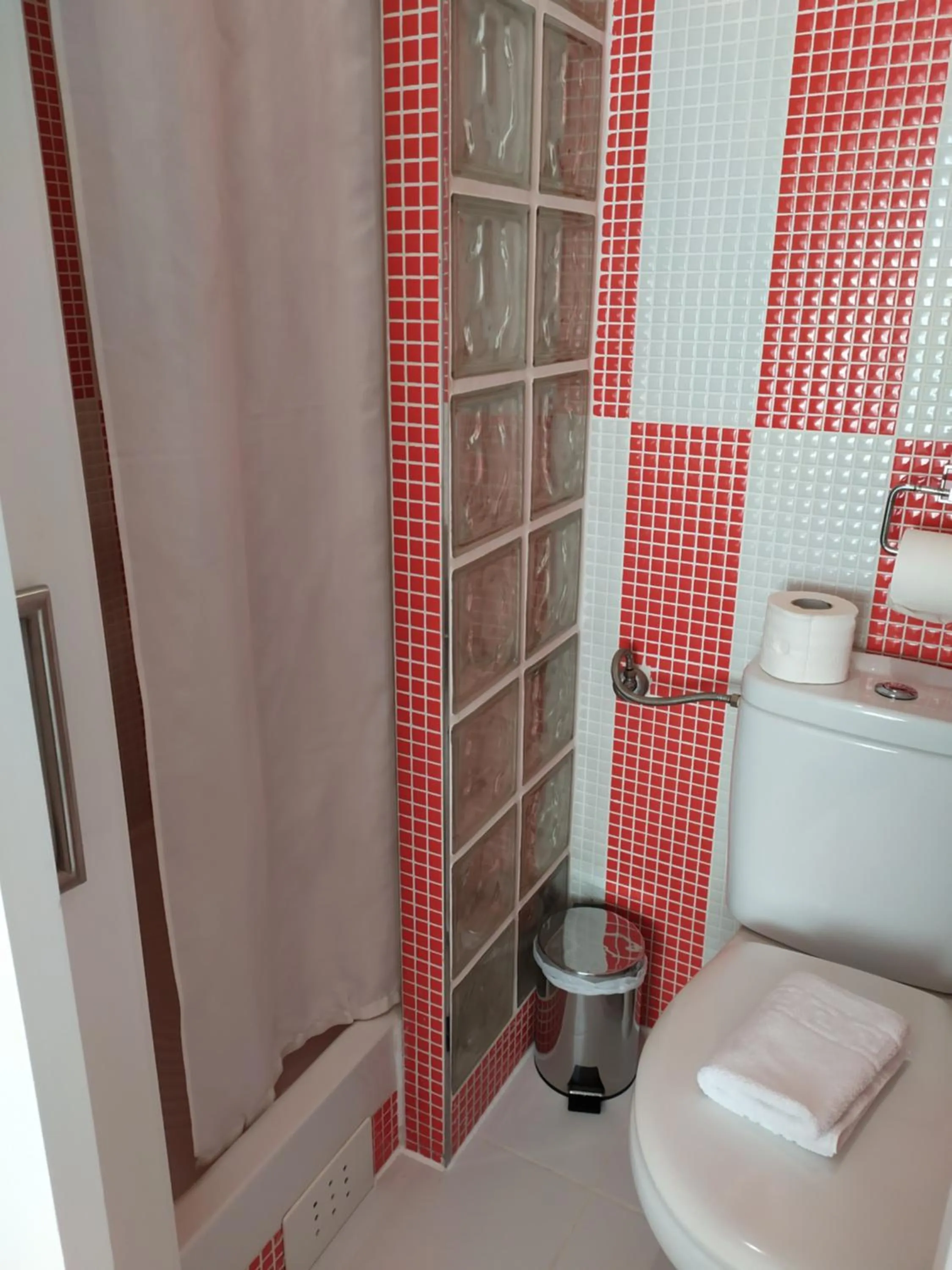 Shower in Hostal Inn Madrid