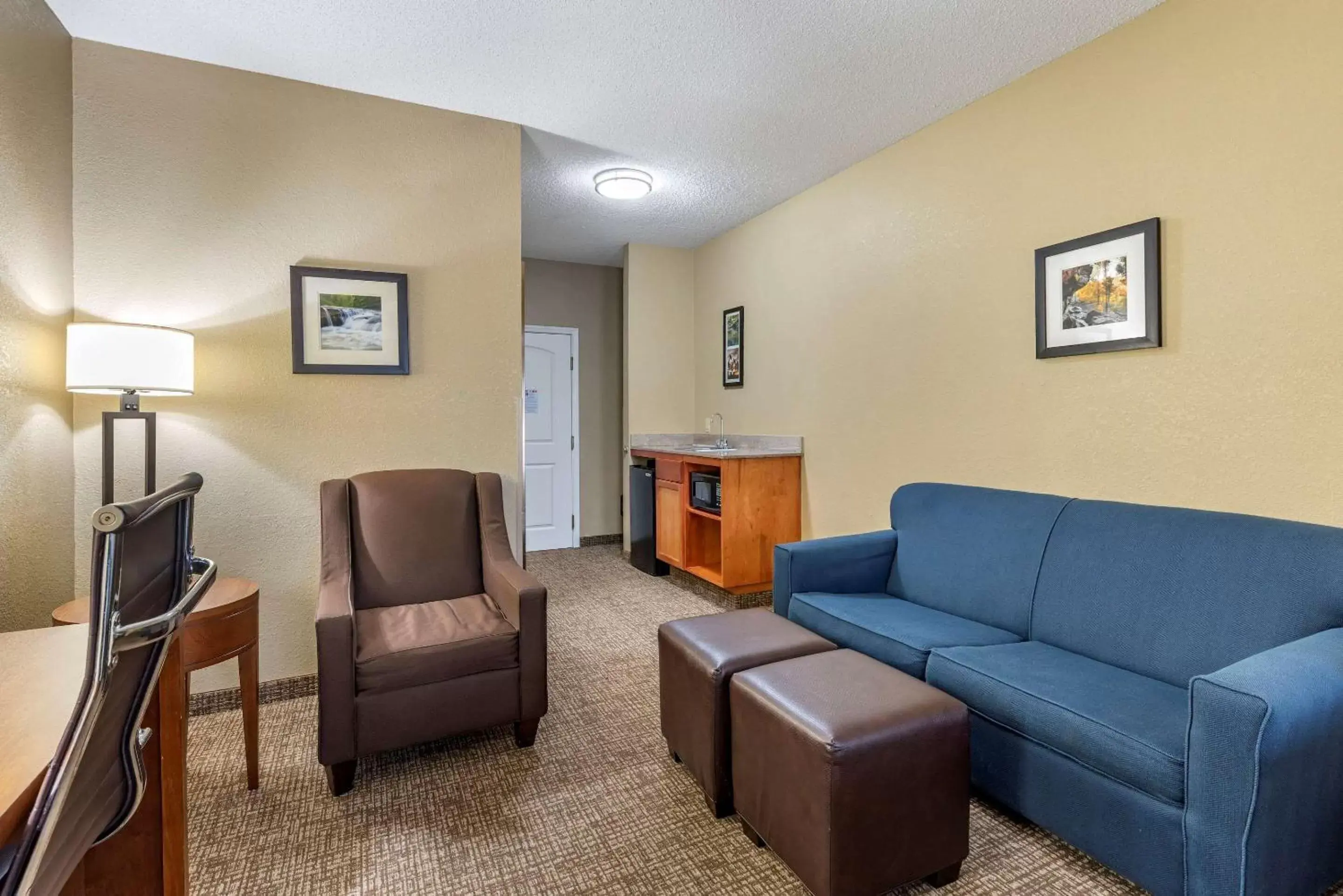 Photo of the whole room, Seating Area in Comfort Inn & Suites El Dorado