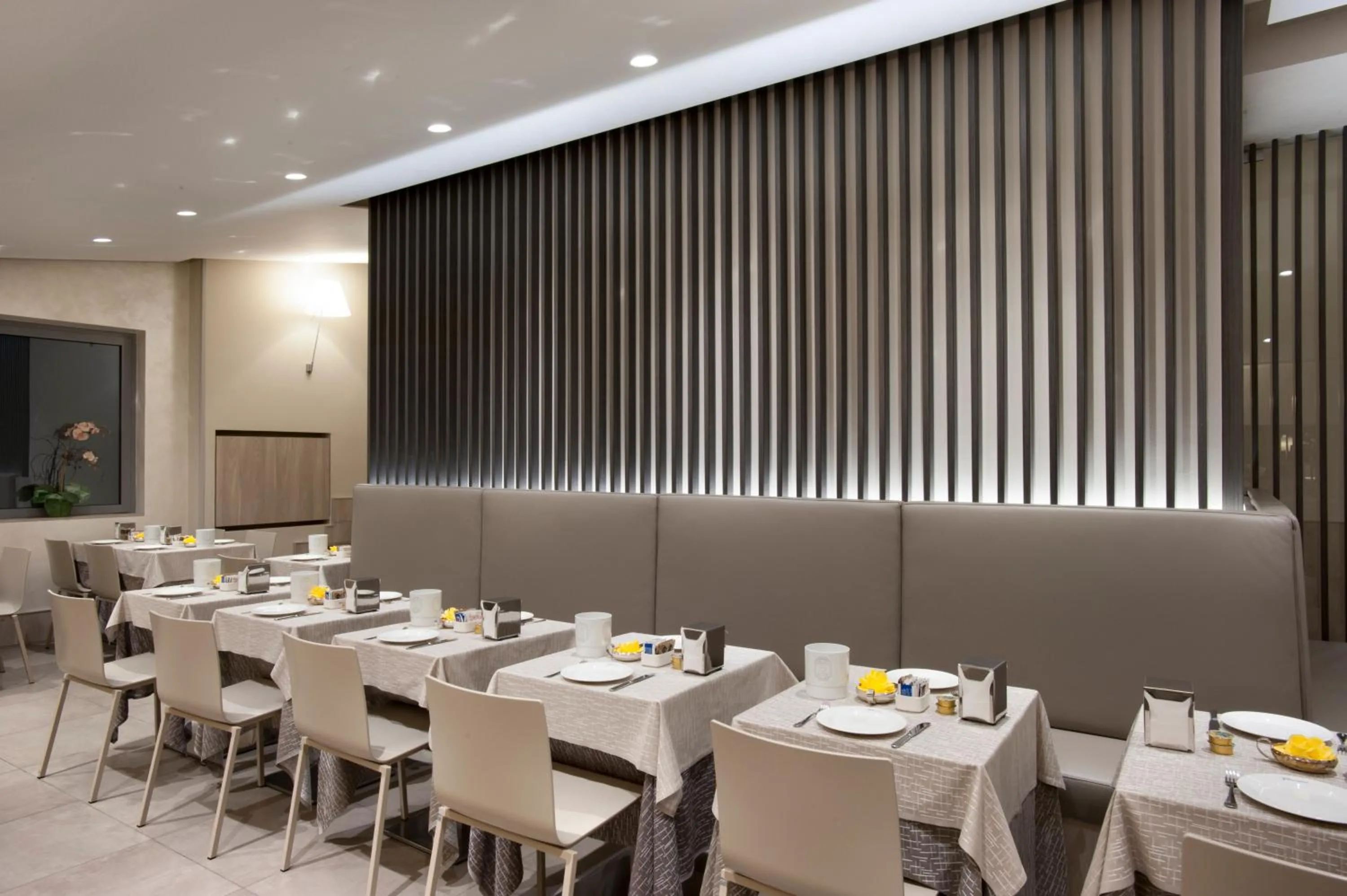 Restaurant/places to eat in Hotel Gamma