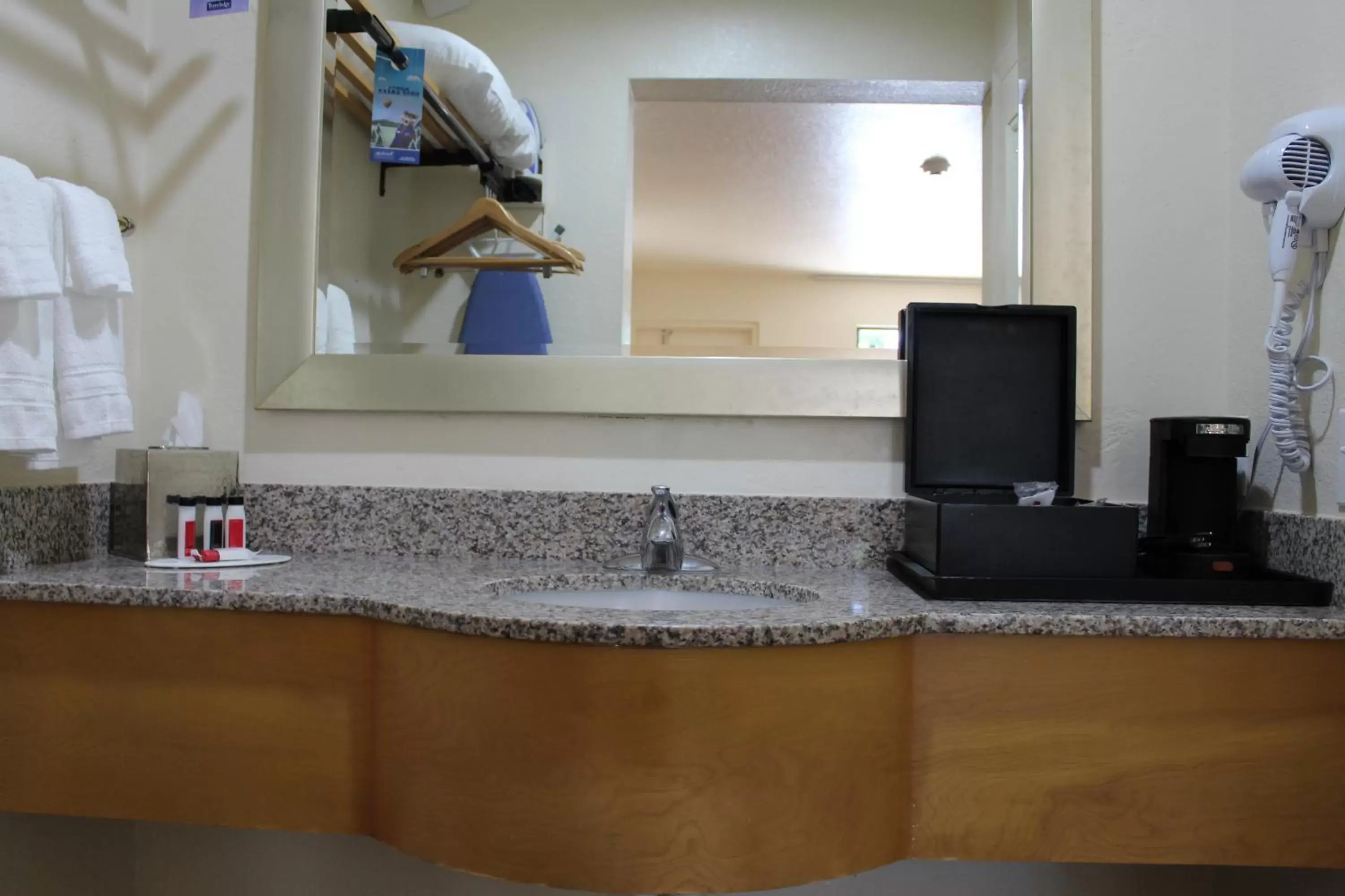 Bathroom, Kitchen/Kitchenette in Travelodge by Wyndham Florida City/Homestead/Everglades