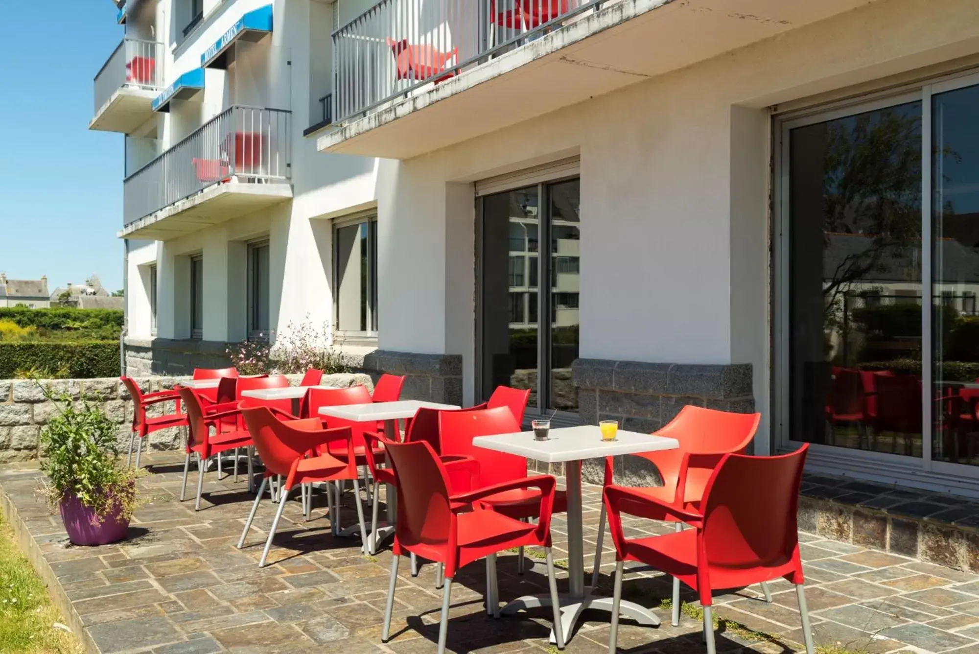 Balcony/Terrace, Restaurant/Places to Eat in The Originals City, Hôtel Armen Le Triton, Roscoff (Inter-Hotel)