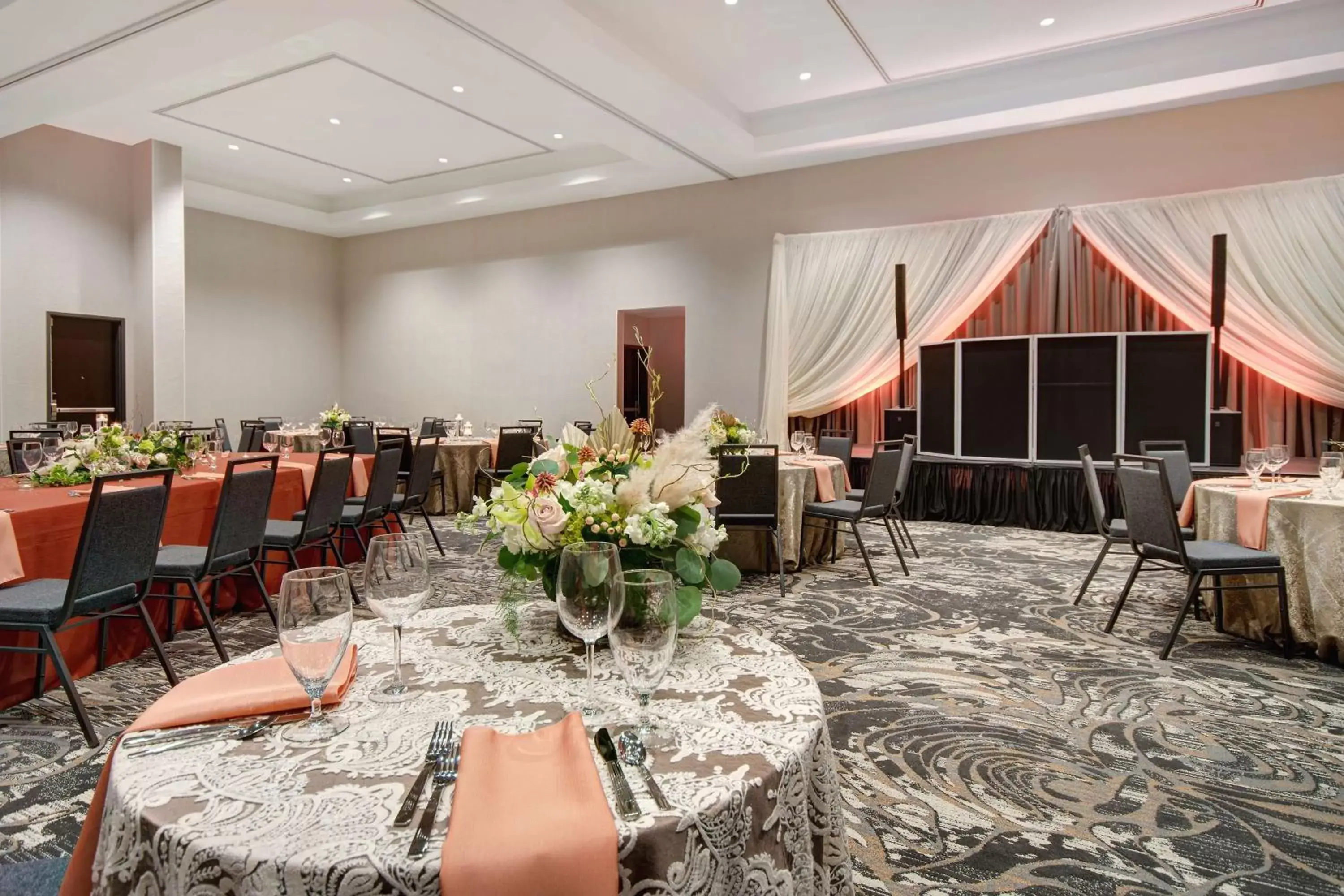 Meeting/conference room, Restaurant/Places to Eat in Embassy Suites By Hilton Alpharetta Halcyon