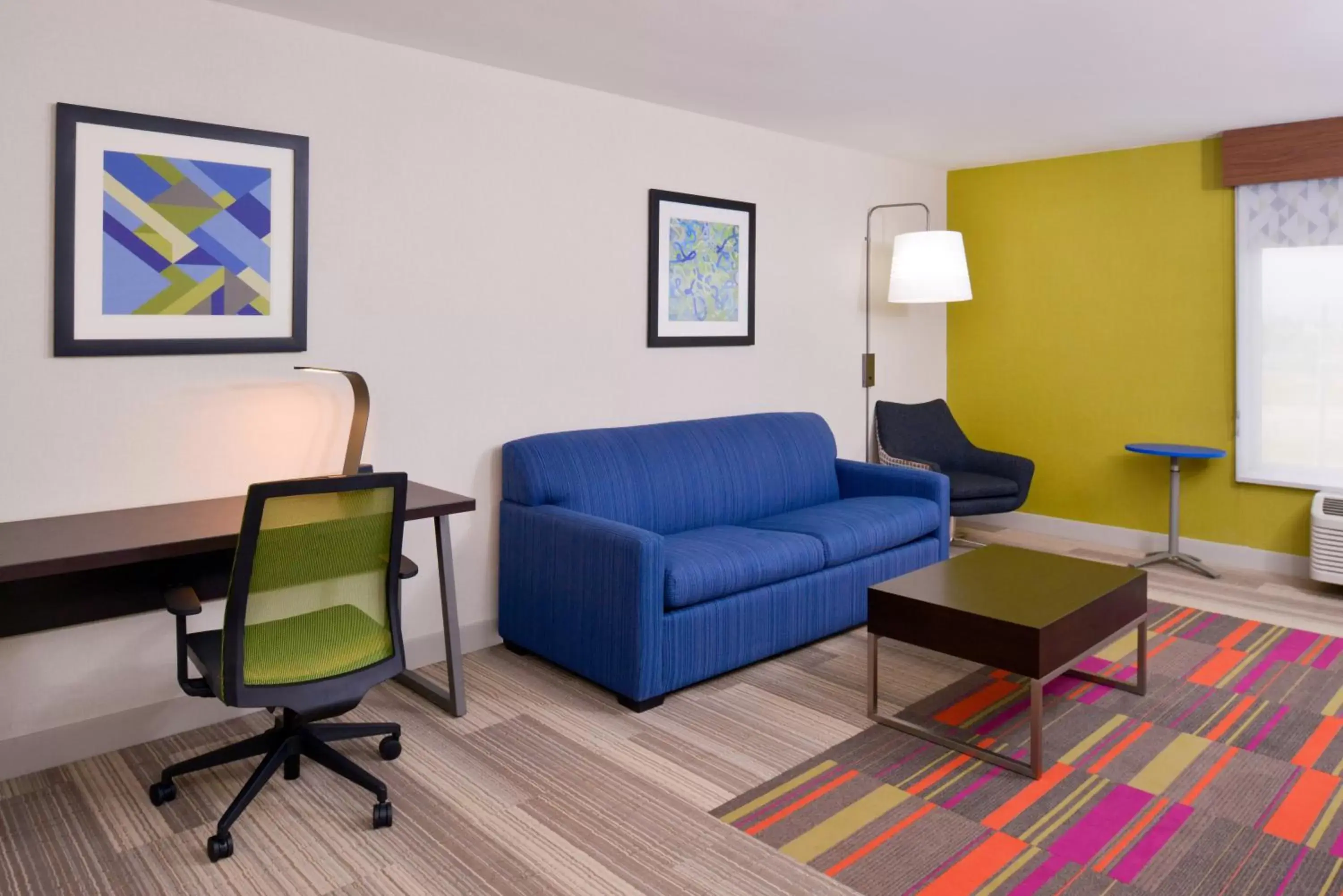 Photo of the whole room, Seating Area in Holiday Inn Express & Suites - Shreveport - Downtown, an IHG Hotel