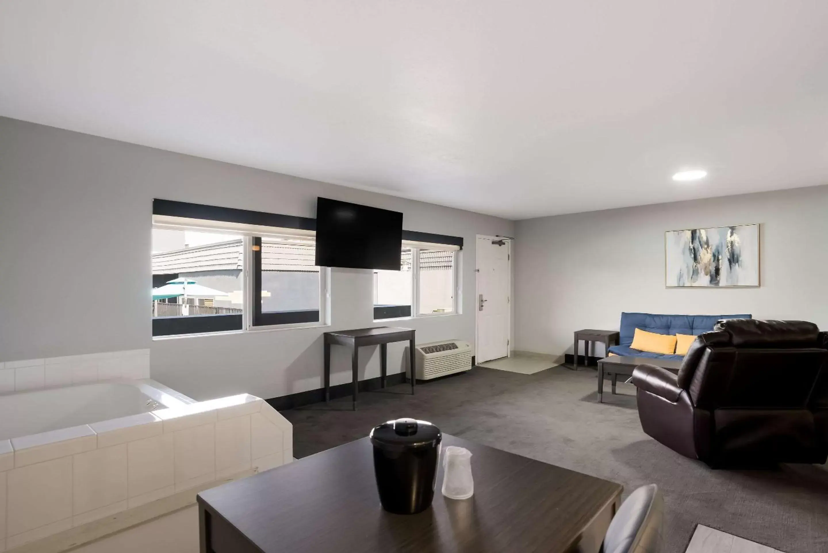 Bedroom, Seating Area in Richland Riverfront Hotel, Ascend Hotel Collection