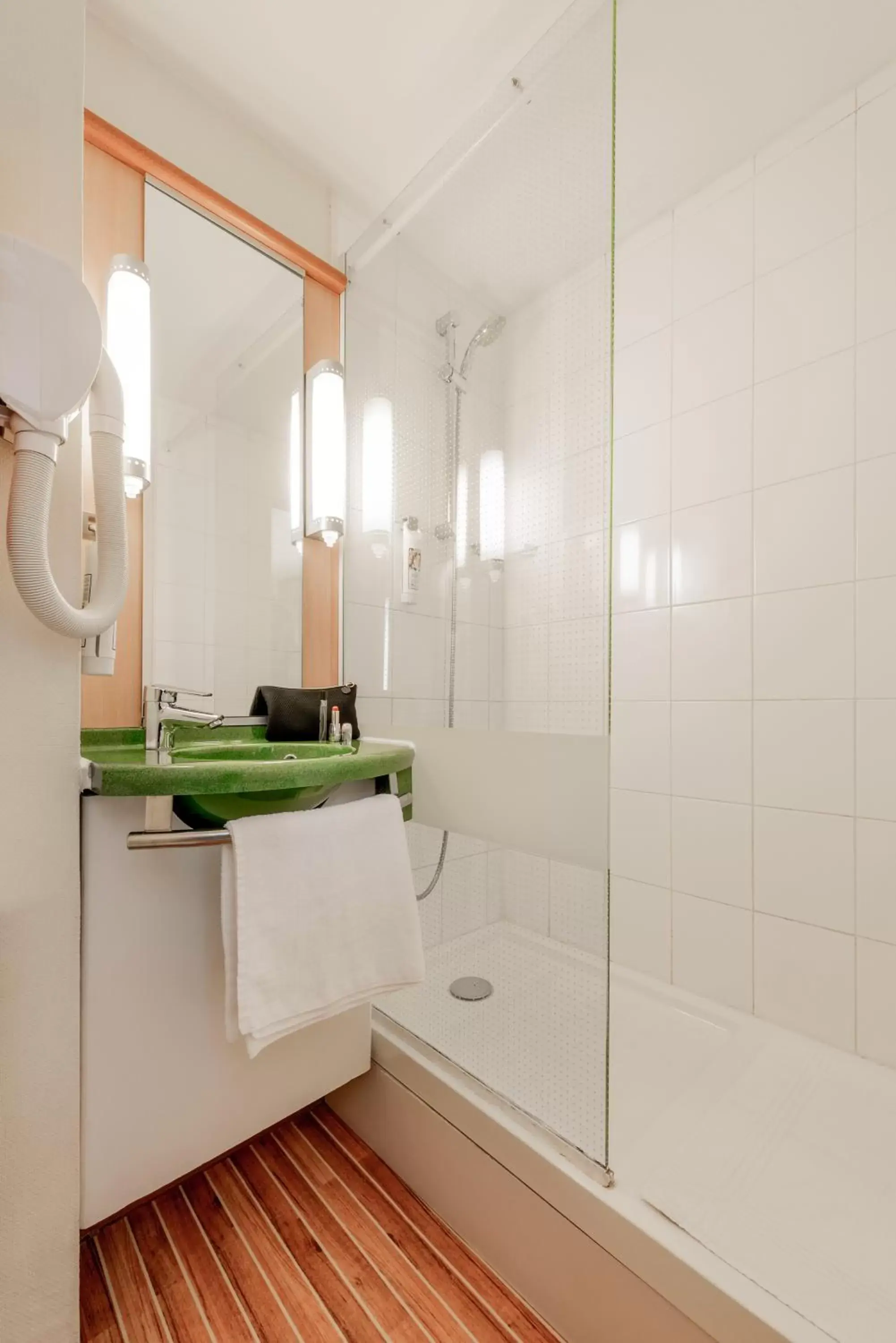 Shower, Bathroom in ibis Liège Seraing
