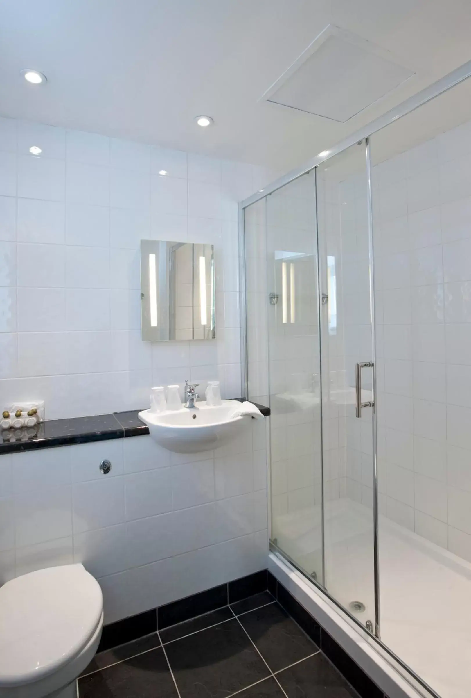 Shower, Bathroom in Marsham Court Hotel