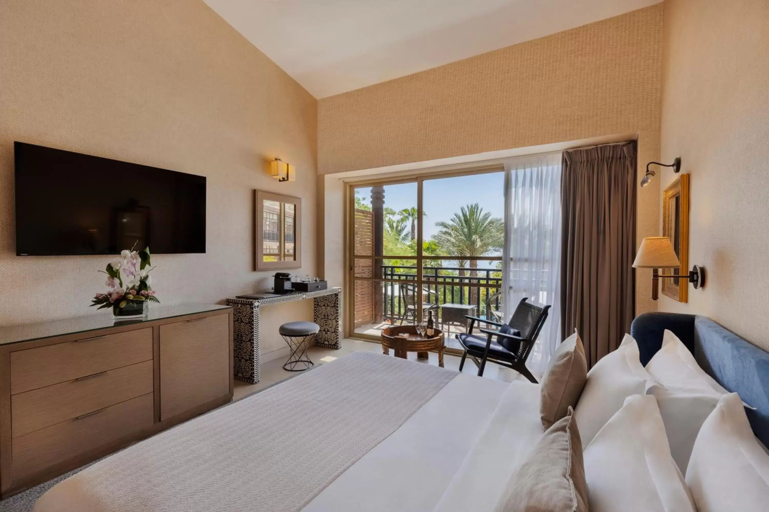 Bed, TV/Entertainment Center in Orchid Eilat Hotel