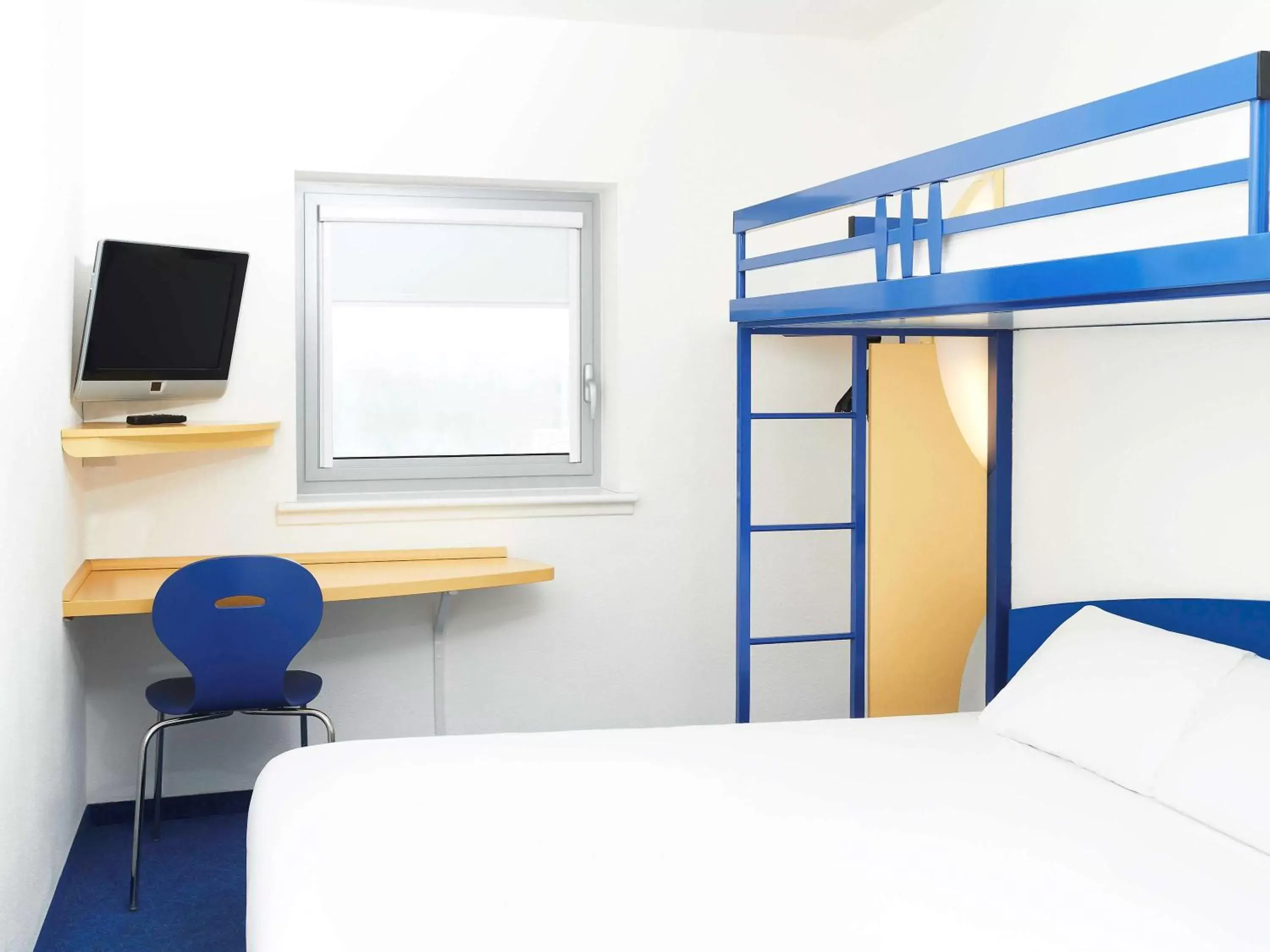 Photo of the whole room, Bunk Bed in ibis budget Newport
