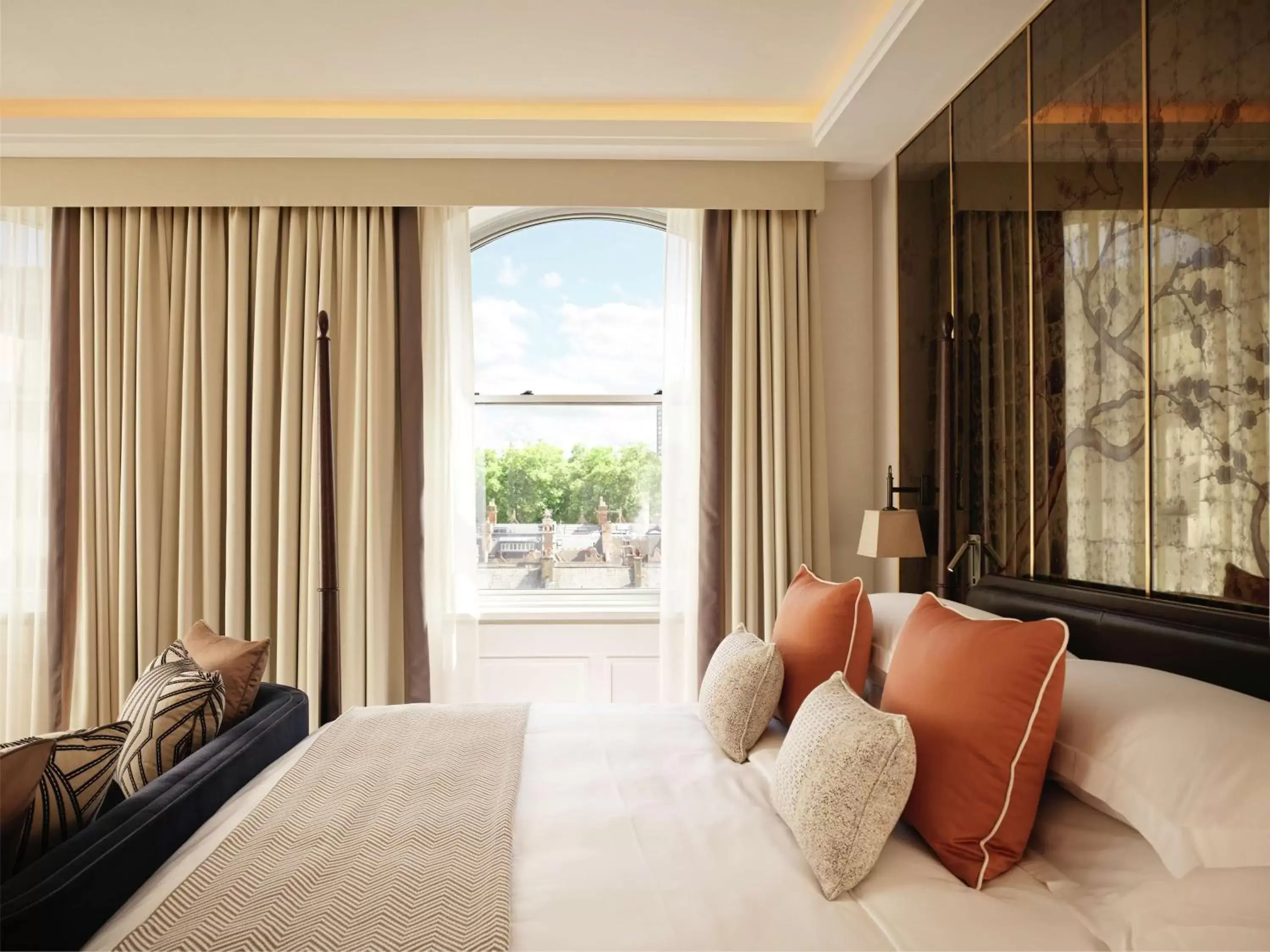 Living room in The Biltmore Mayfair, LXR Hotels & Resorts