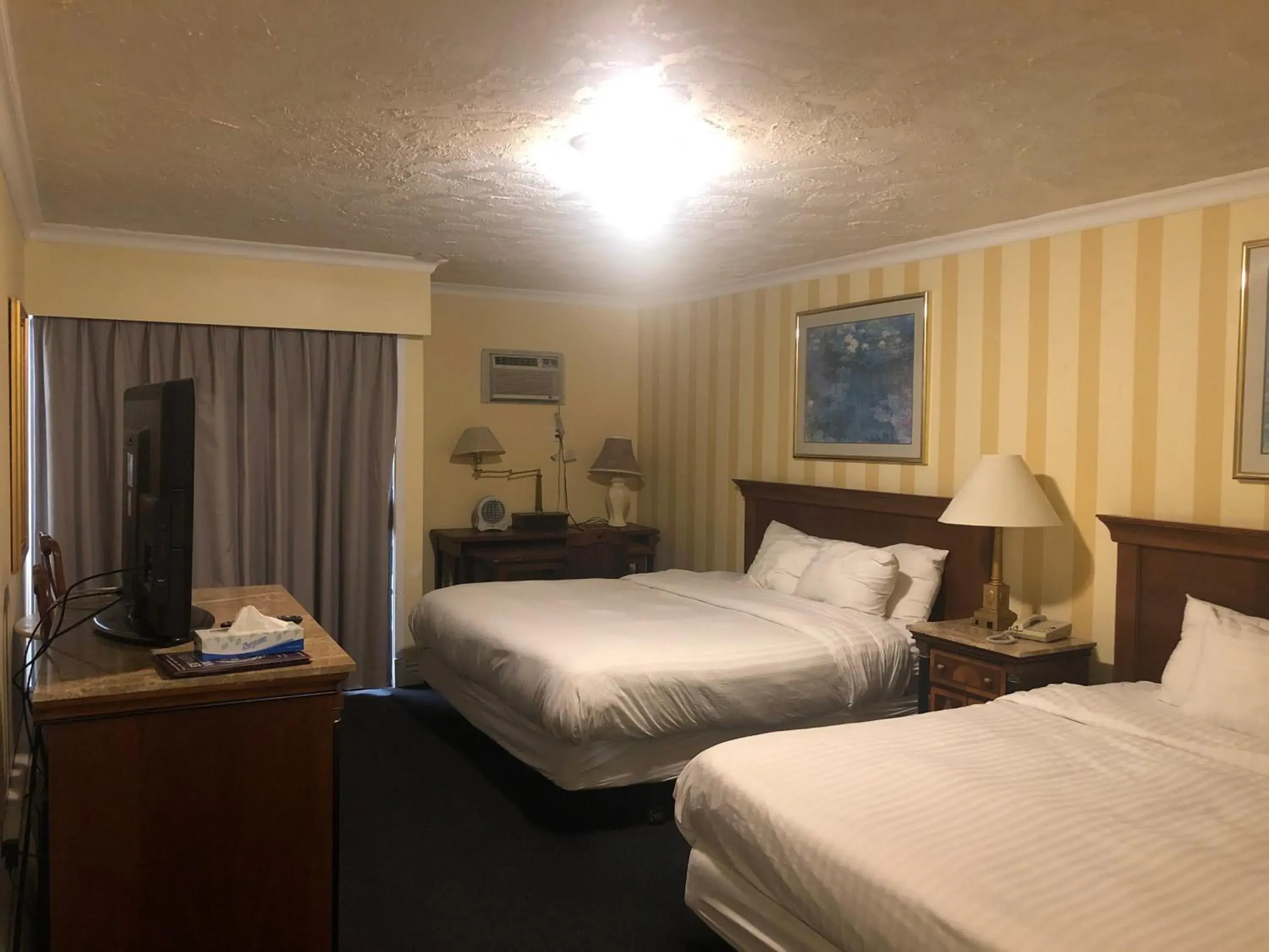 Bedroom, Bed in Island Travel Inn