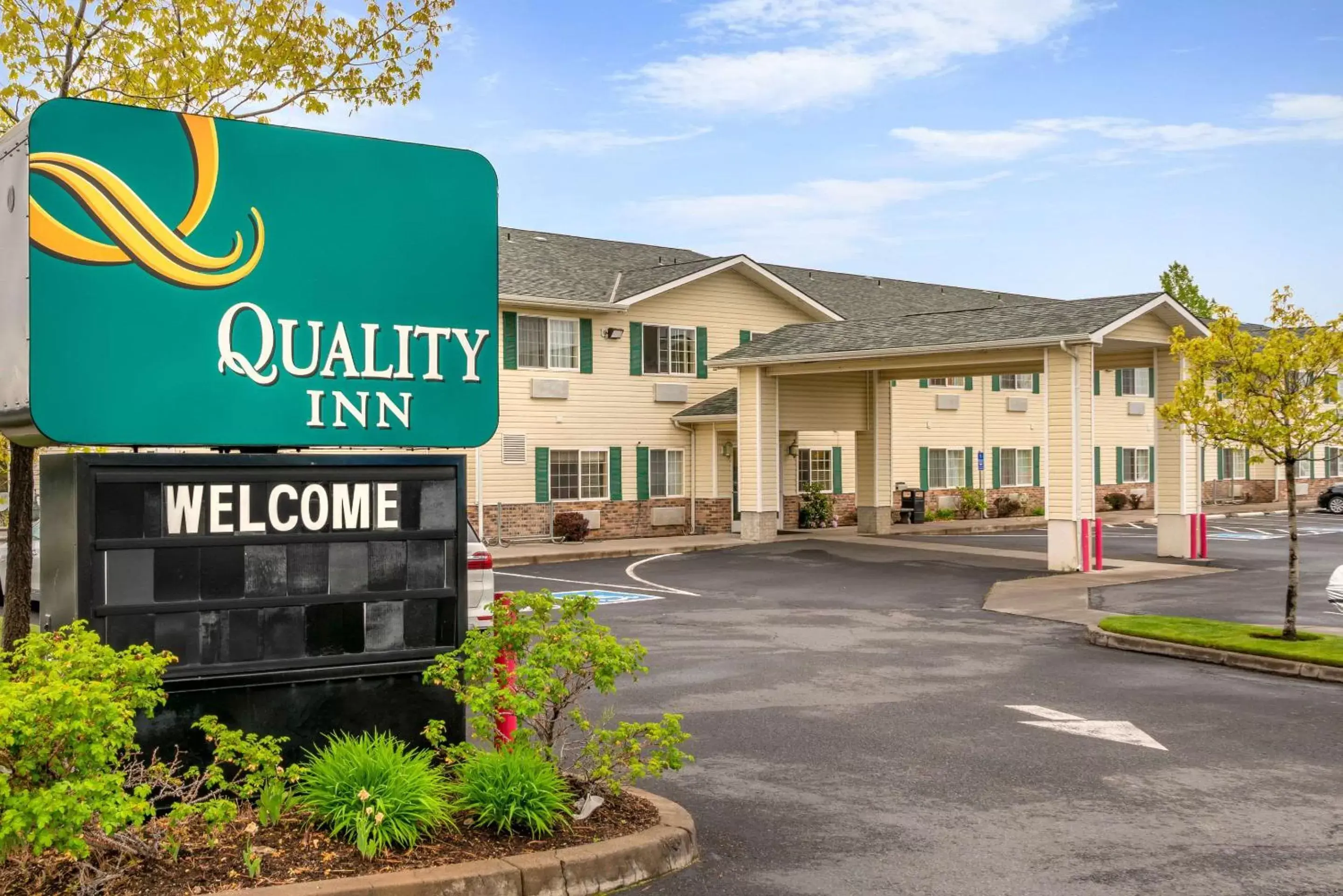Property building in Quality Inn Bend North Property building in Quality Inn Bend North