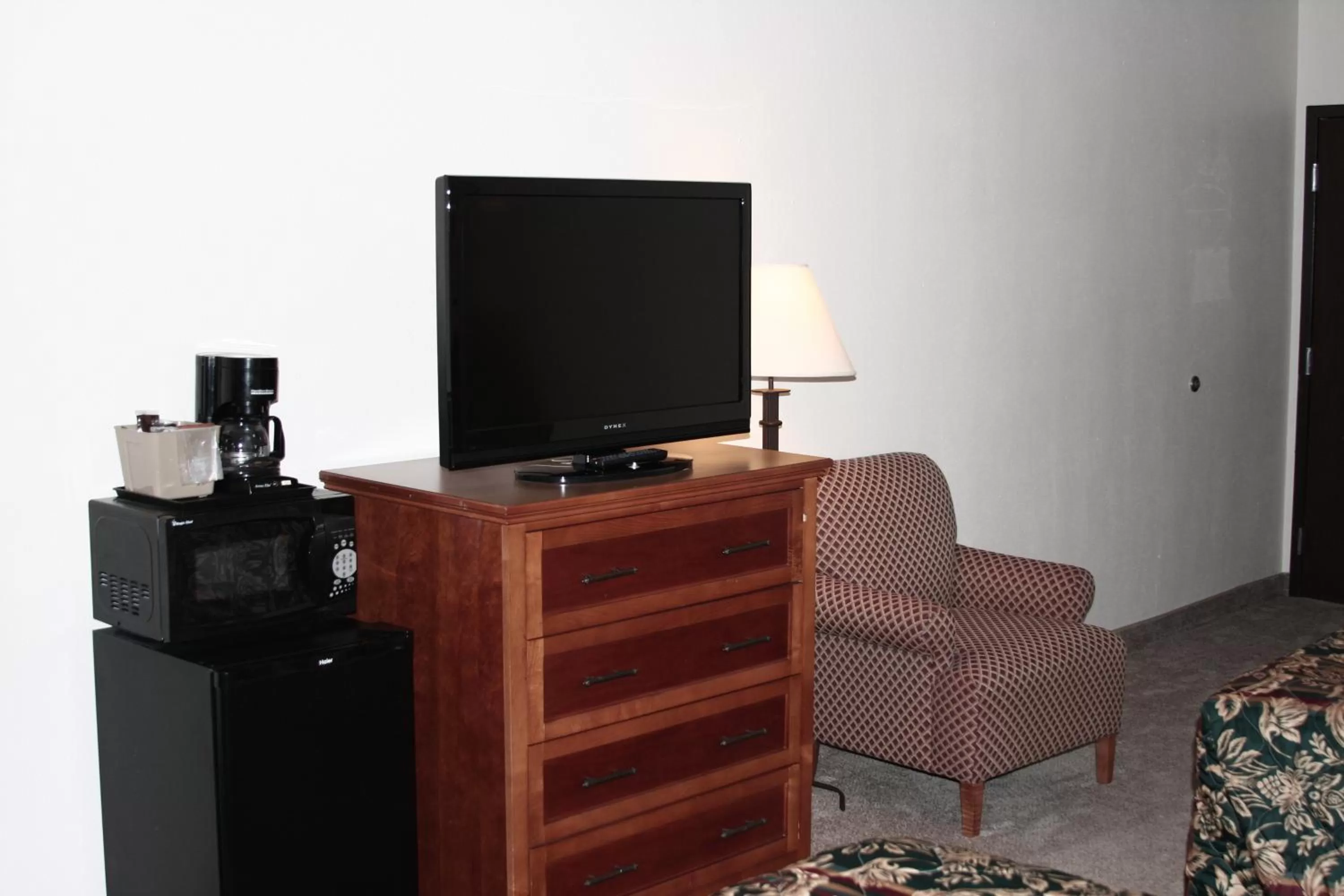 TV and multimedia, TV/Entertainment Center in Gladstone Inn and Suites