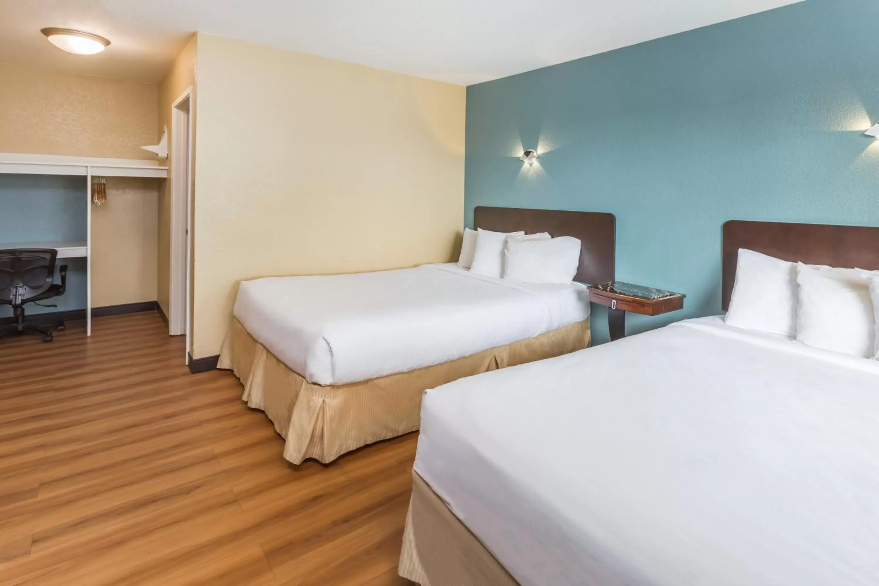 Bed in Econo Lodge Bed in Econo Lodge