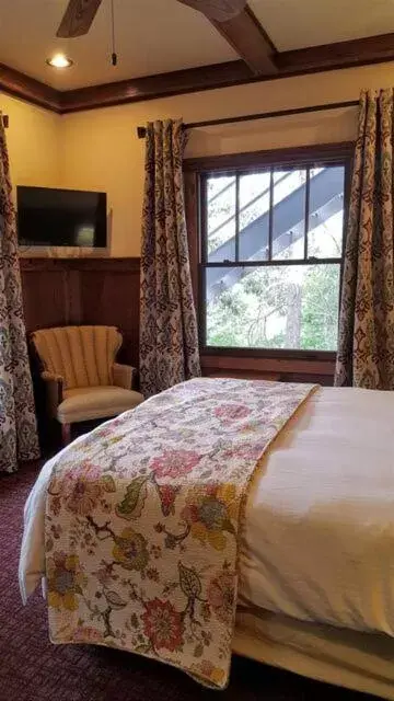 Photo of the whole room, Bed in The Lodge at Cloudcroft