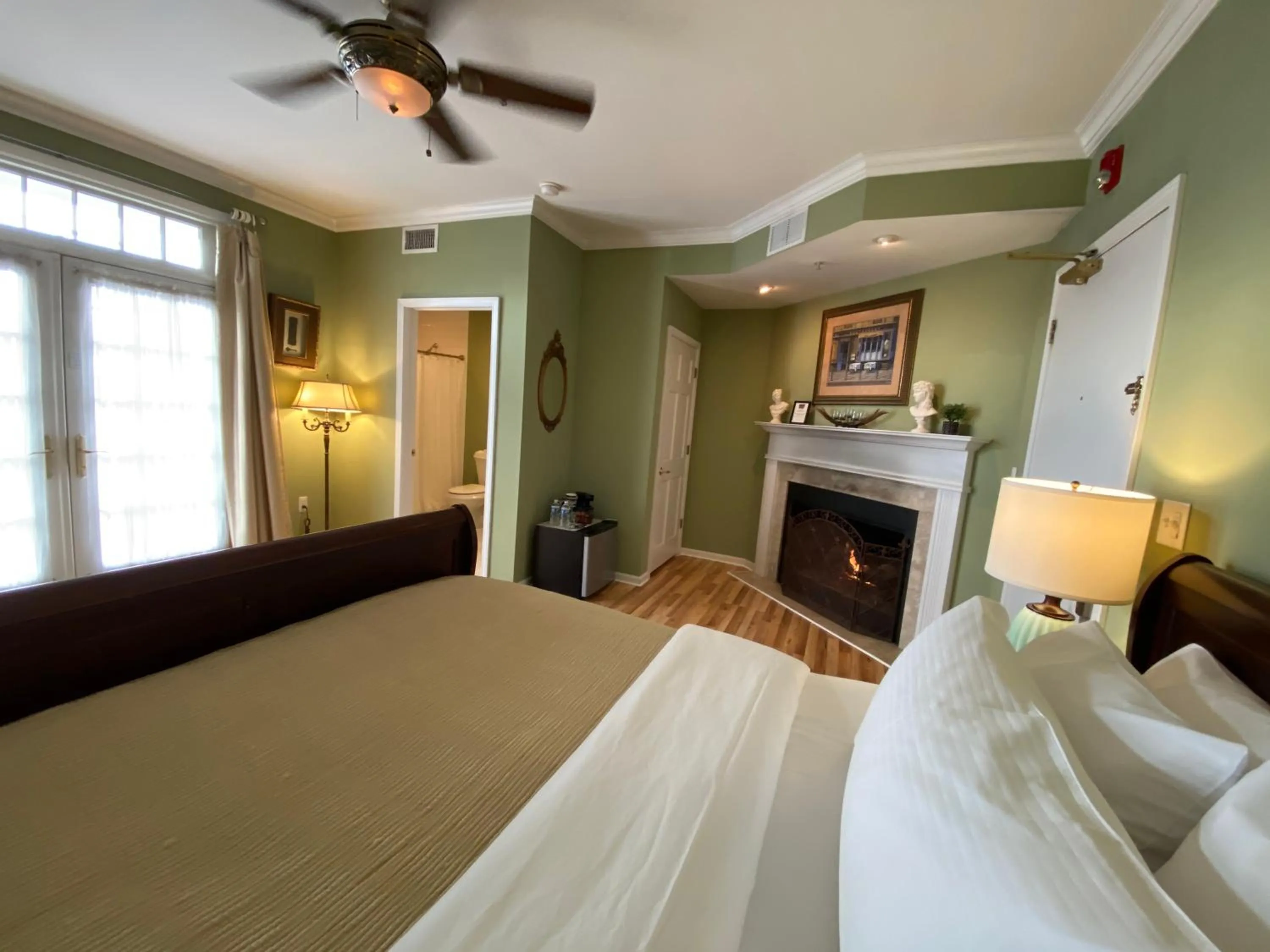 Bed in Inn on Main Hotel