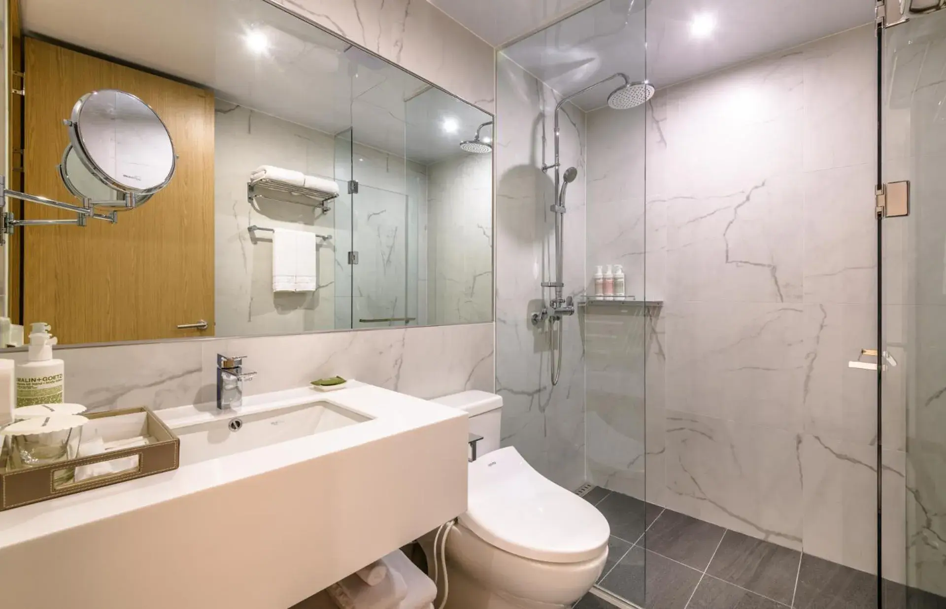 Shower, Bathroom in Hotel Sumorum