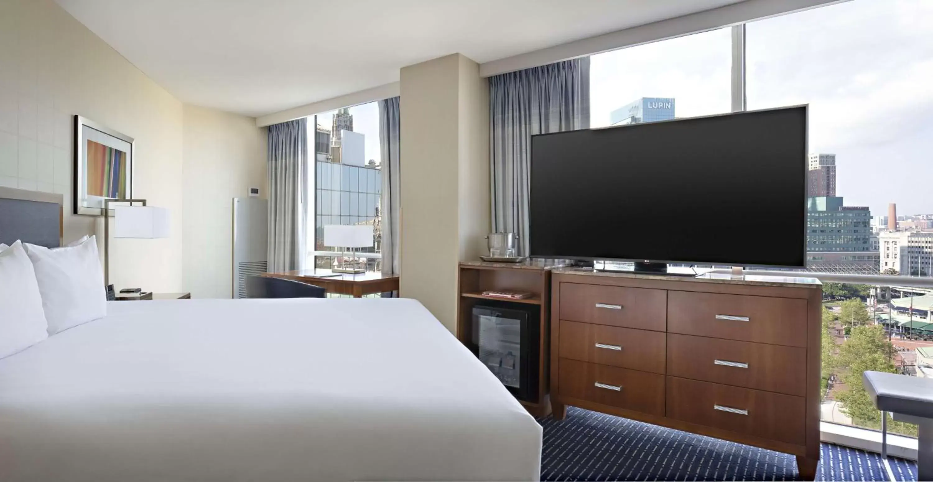 Bedroom, TV/Entertainment Center in Hyatt Regency Baltimore