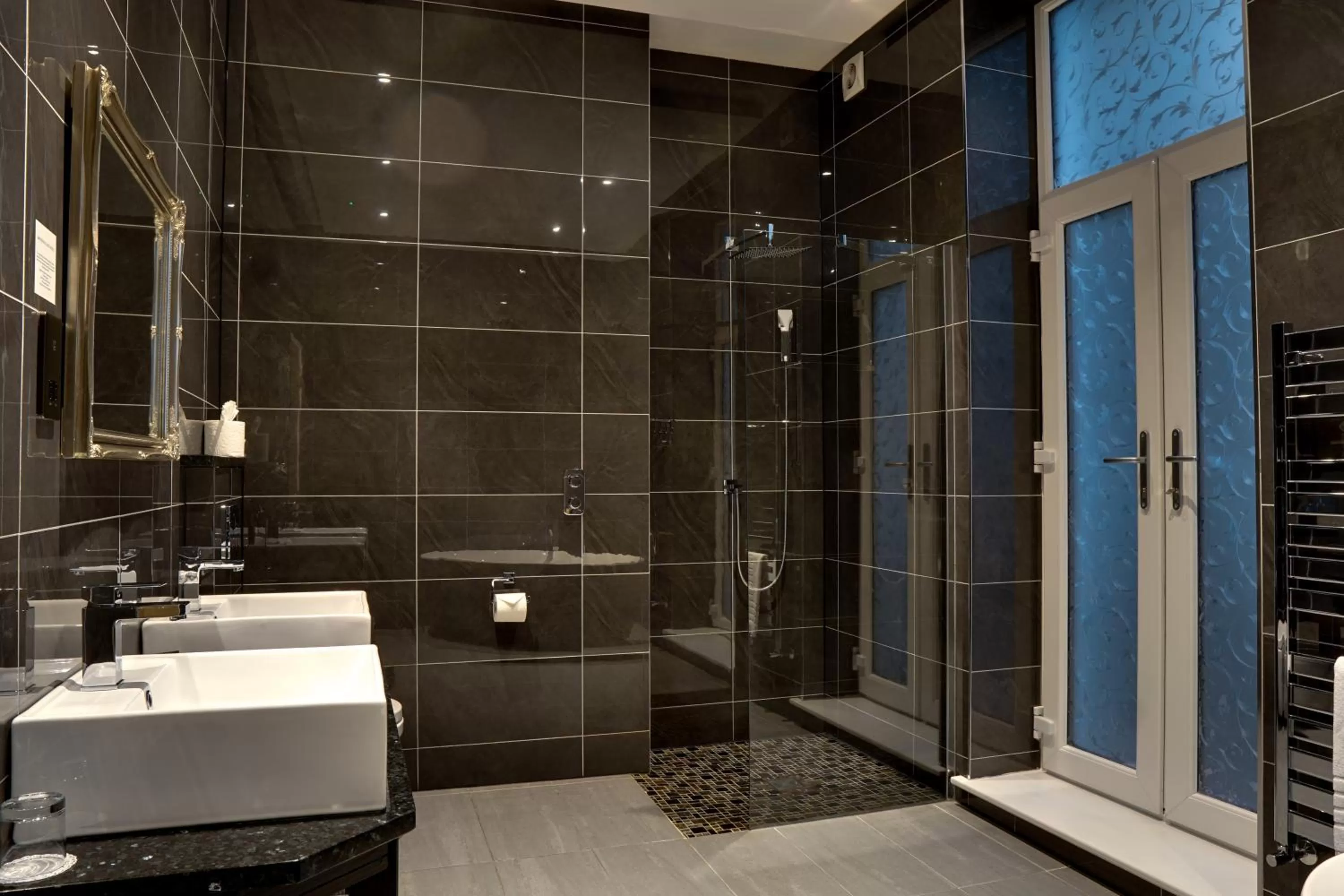 Shower in Halvard Hotel