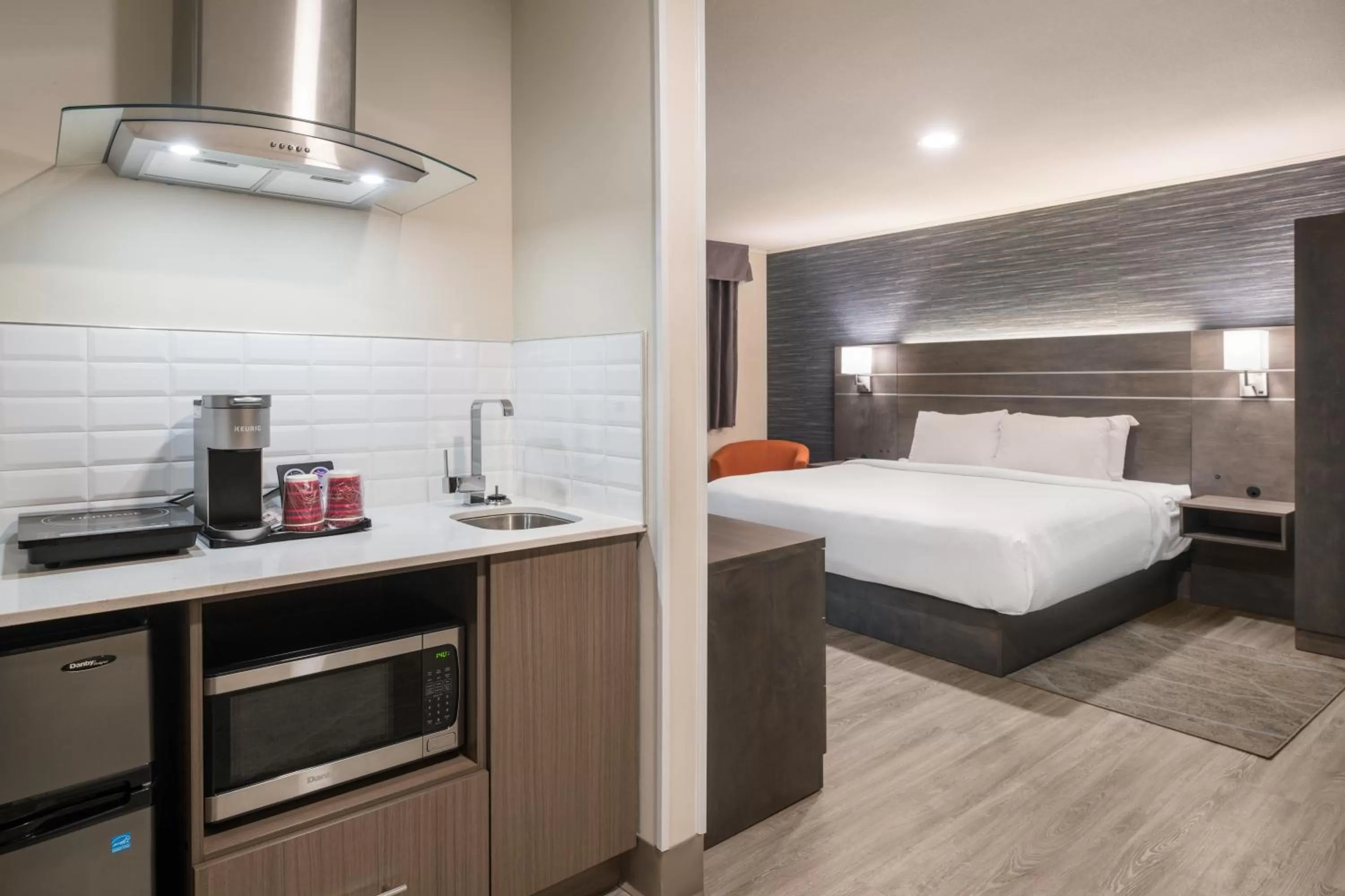 Kitchen or kitchenette, Bed in Glengarry Extended Stays