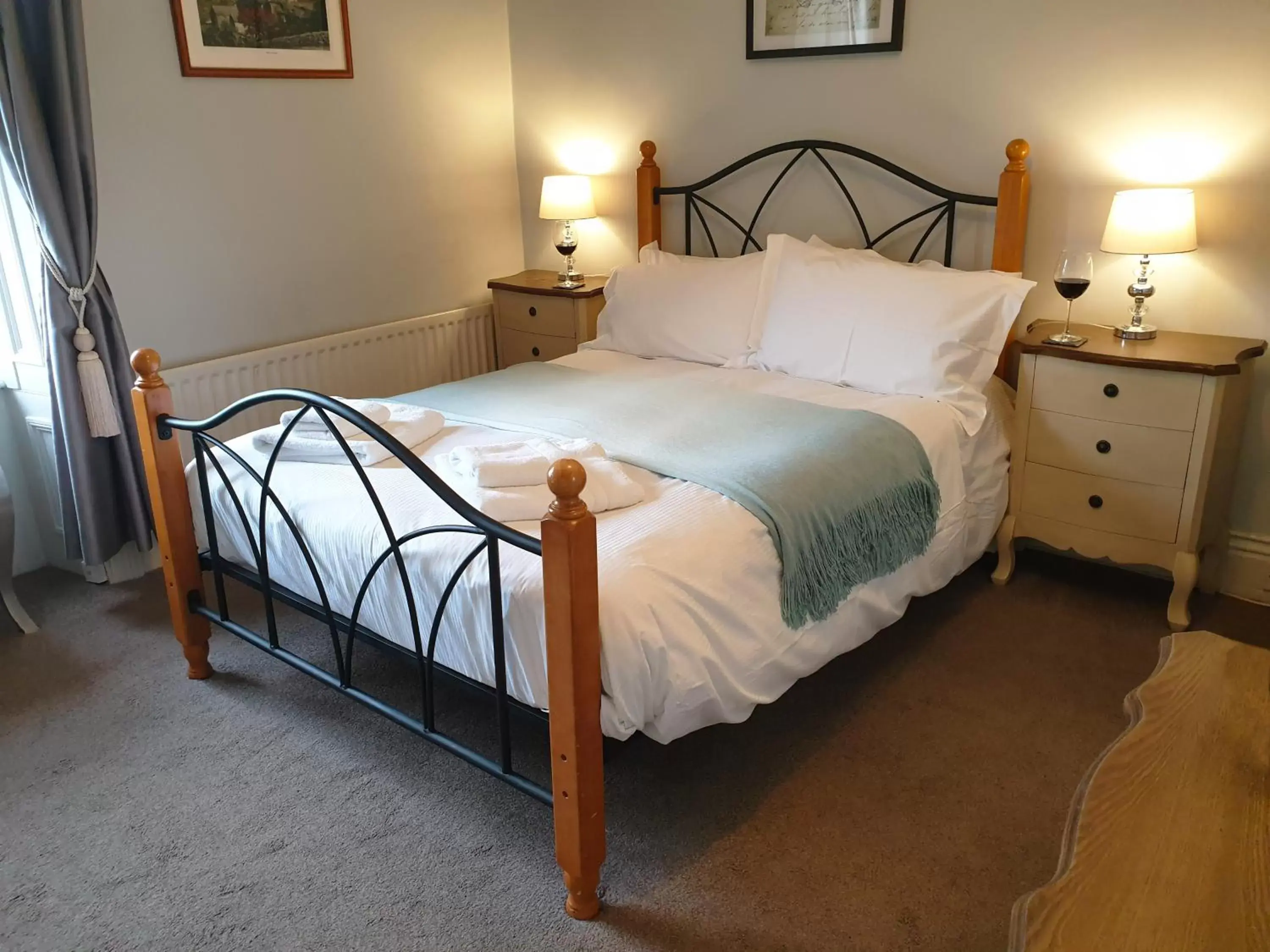 Bedroom, Bed in The Clarendon Country Pub with rooms