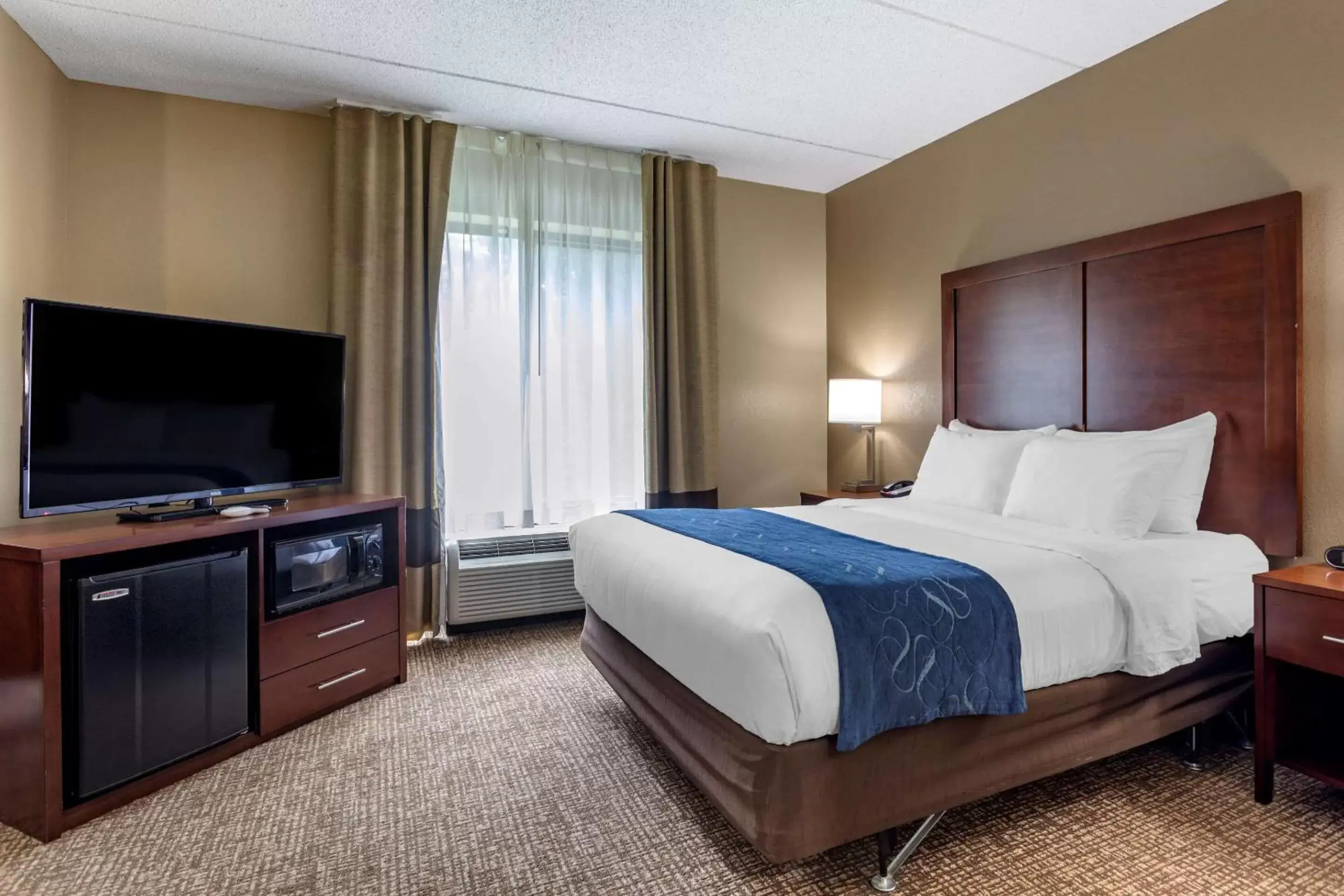 Photo of the whole room, Bed in Comfort Suites Manchester