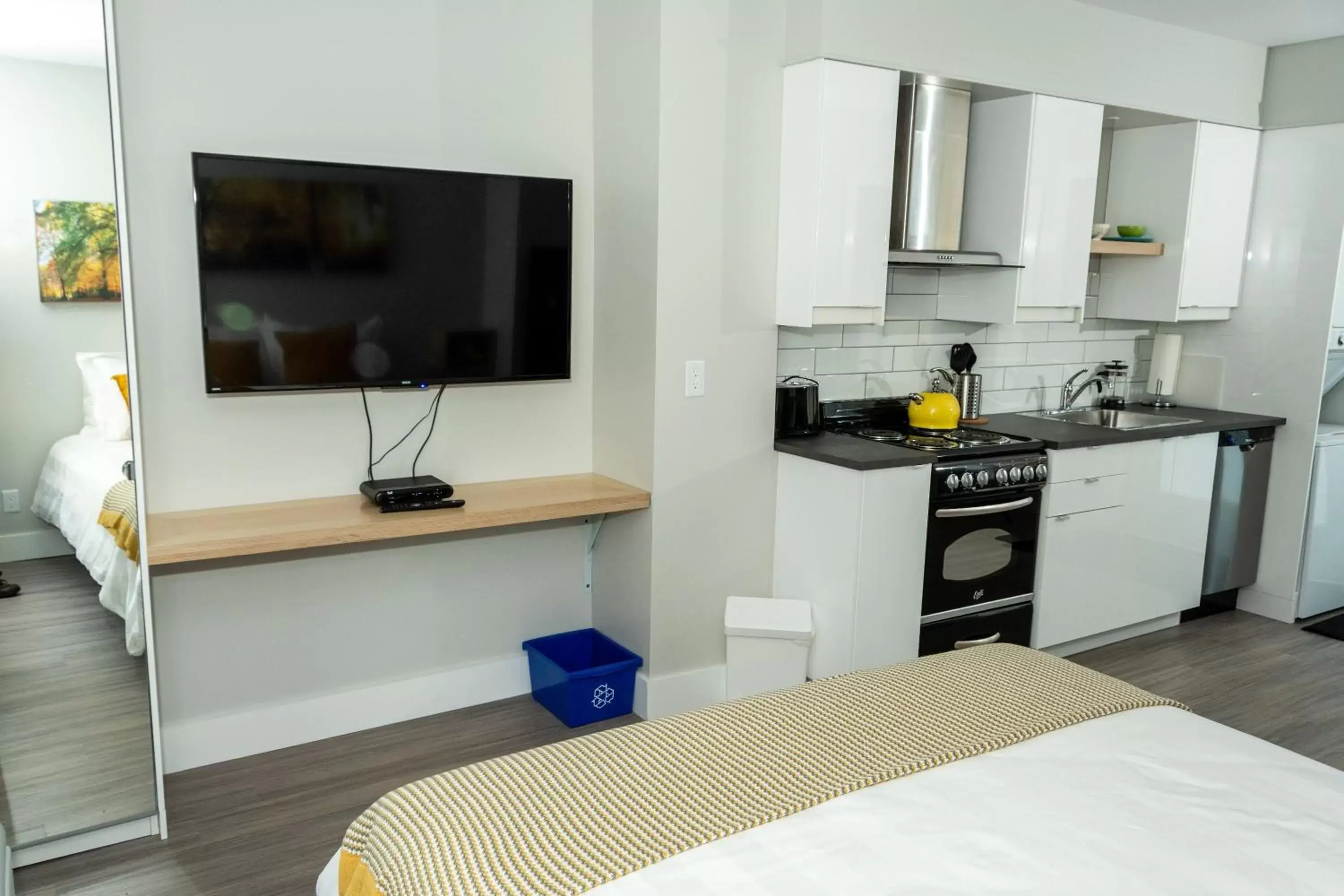 Bed, TV/Entertainment Center in Morel Executive Suites