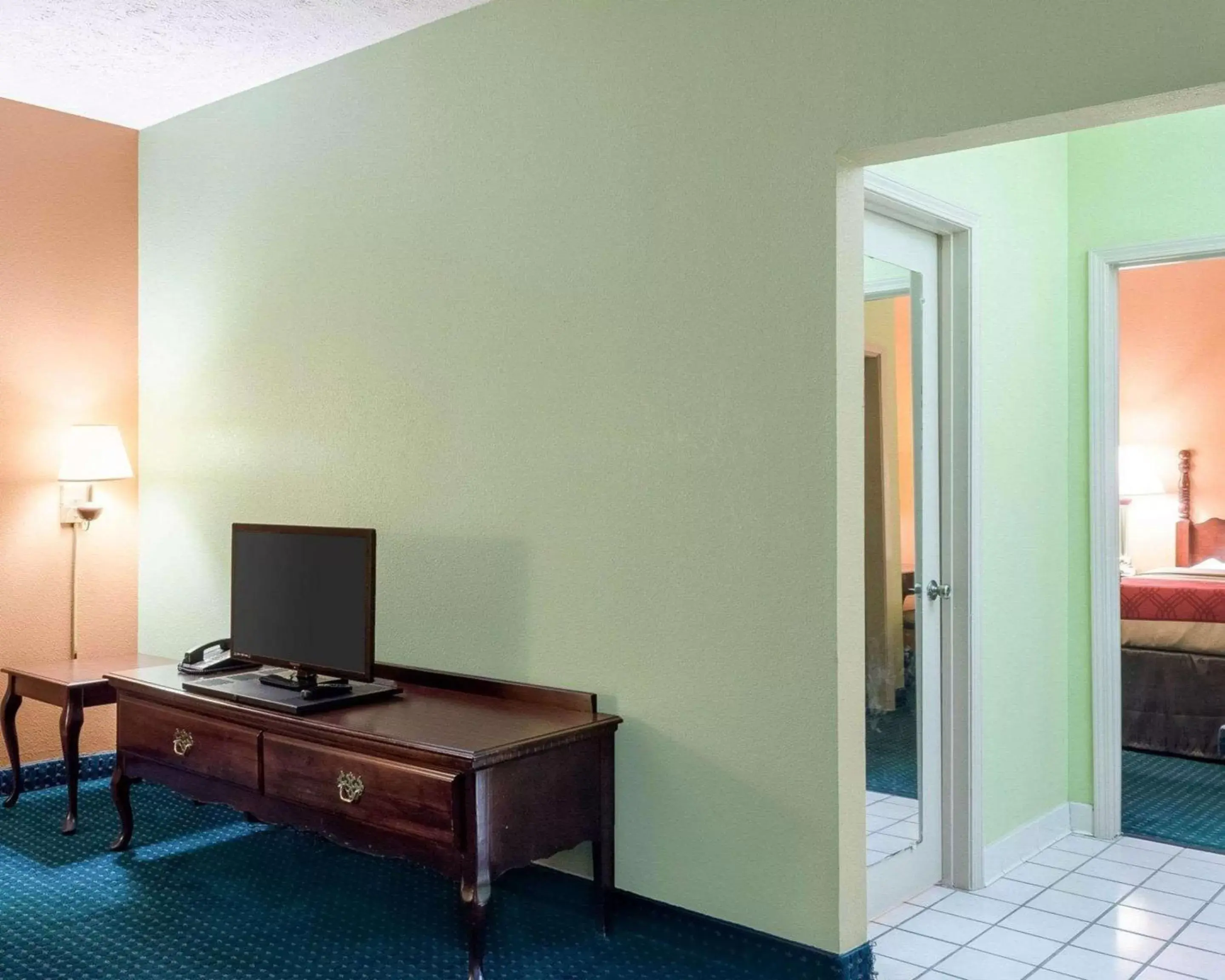 Photo of the whole room, TV/Entertainment Center in Econo Lodge Canton I-55