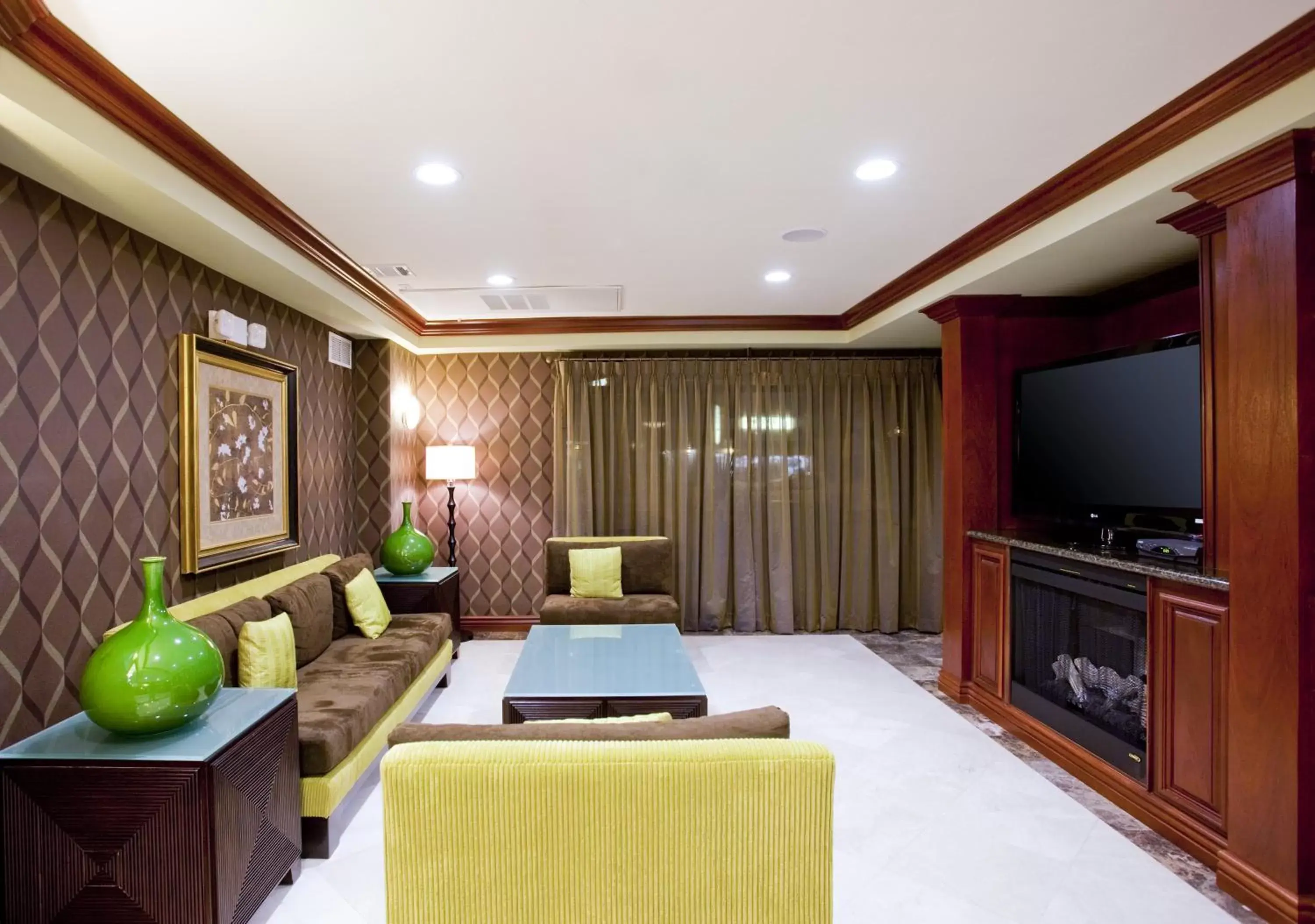 Lobby or reception in Holiday Inn Express Hotel & Suites Woodland Hills, an IHG Hotel