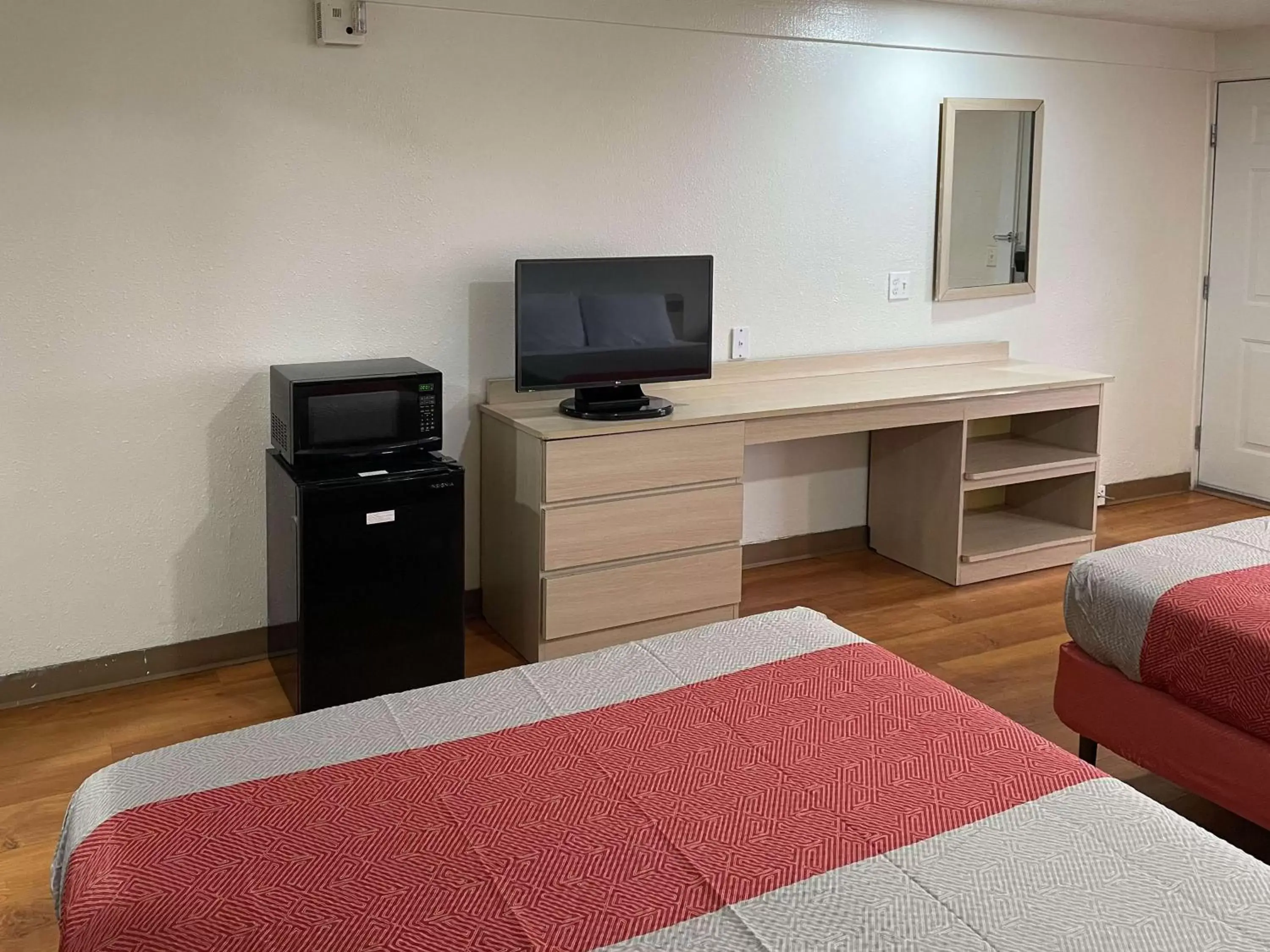 Bedroom, TV/Entertainment Center in Motel 6 Hagerstown, MD