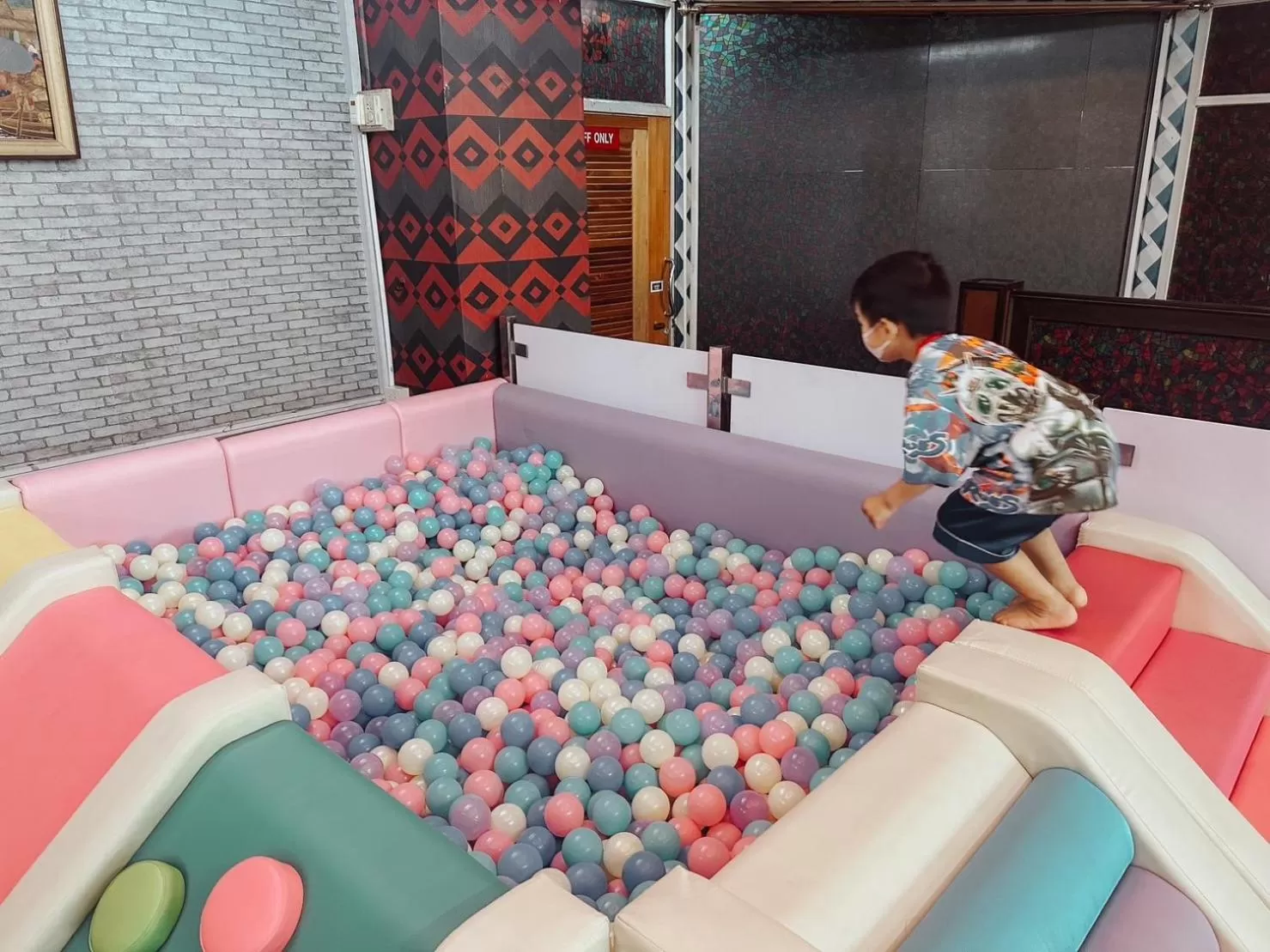 children in Hotel De Khuvieng