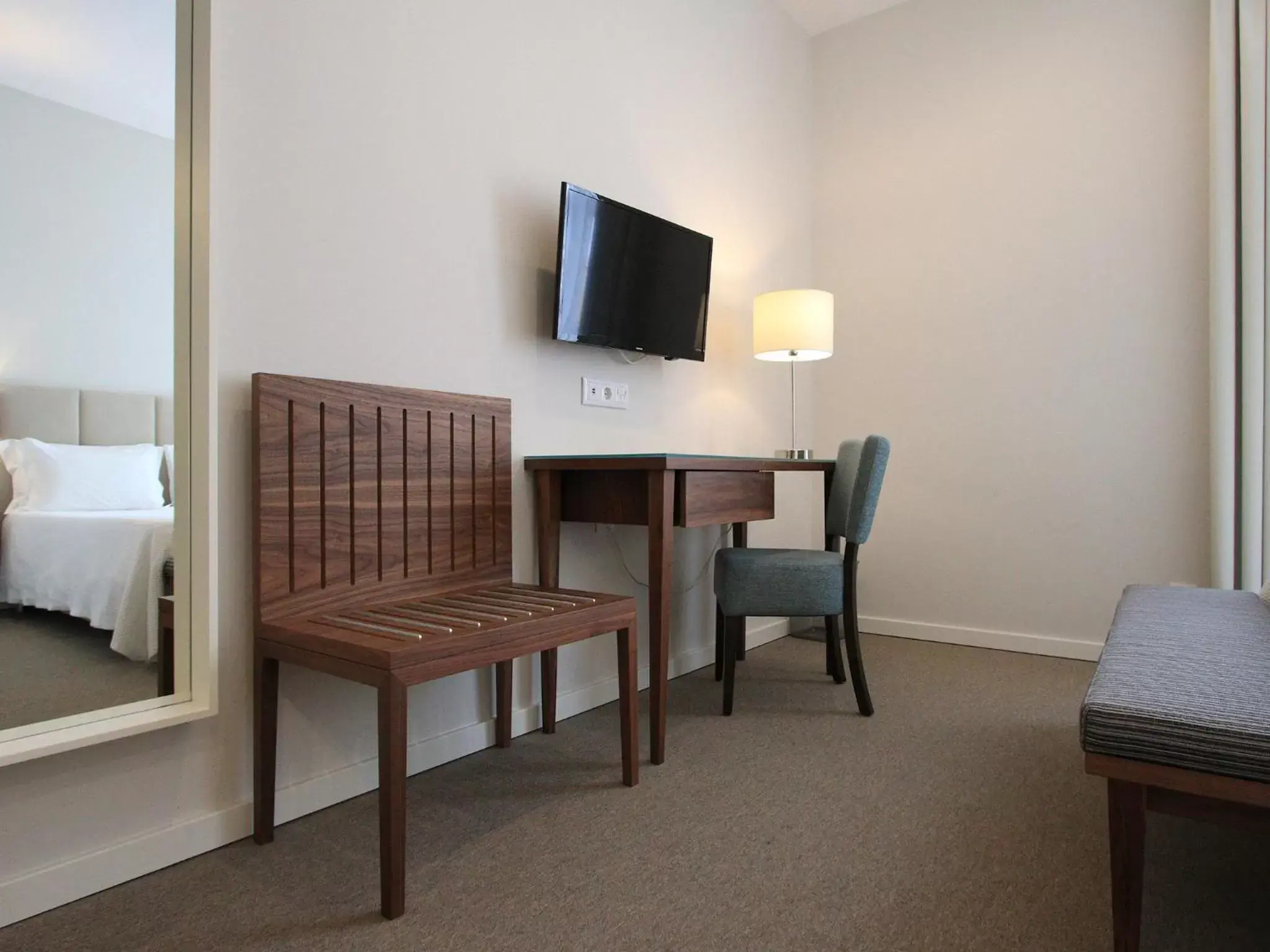 Bed, TV/Entertainment Center in Consolata Hotel