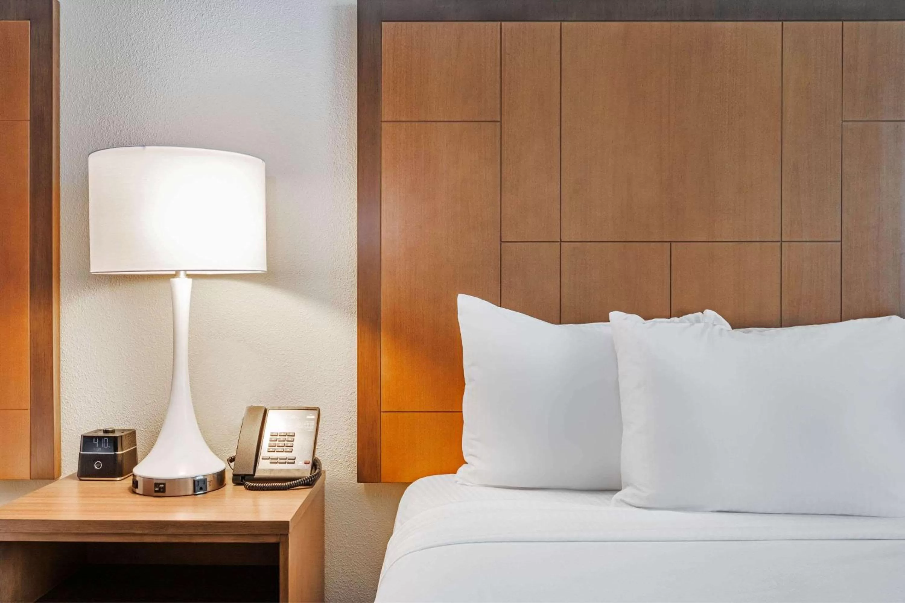 Photo of the whole room, Bed in La Quinta Inn & Suites by Wyndham Kansas City Beacon Hill