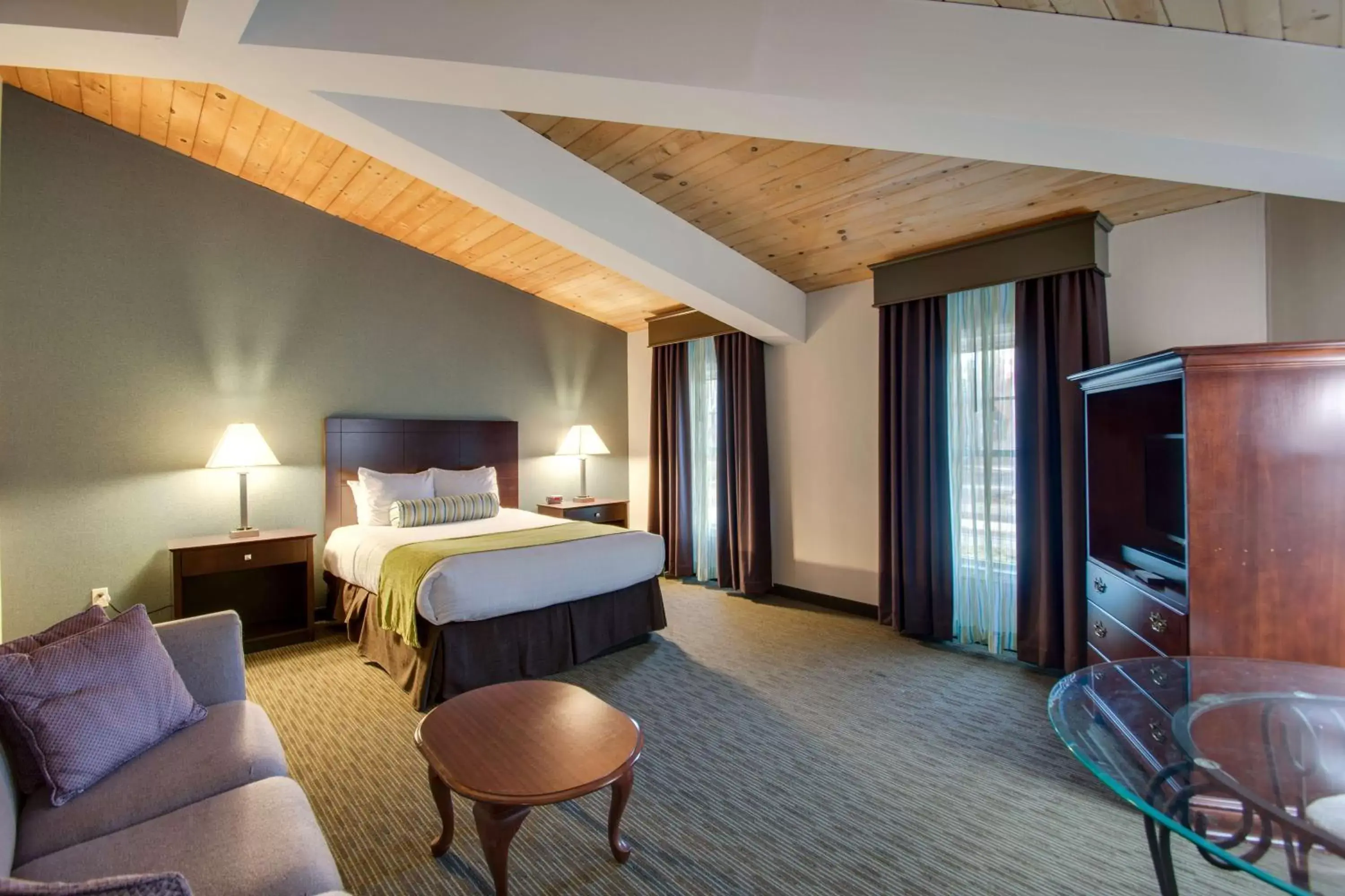 Two-Bedroom Queen Suite in Best Western Plus, The Inn at Hampton