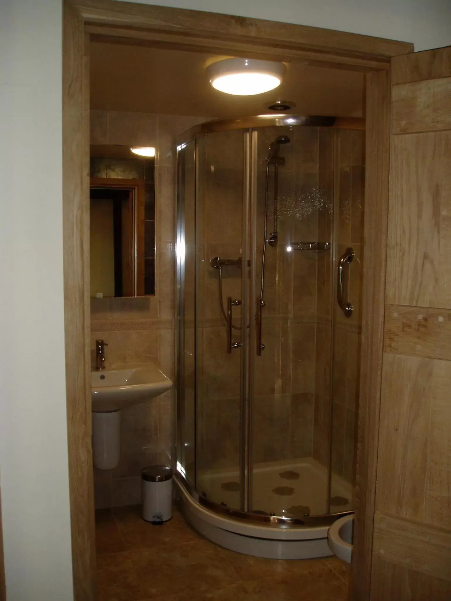 Shower, Bathroom in The Chequers Inn