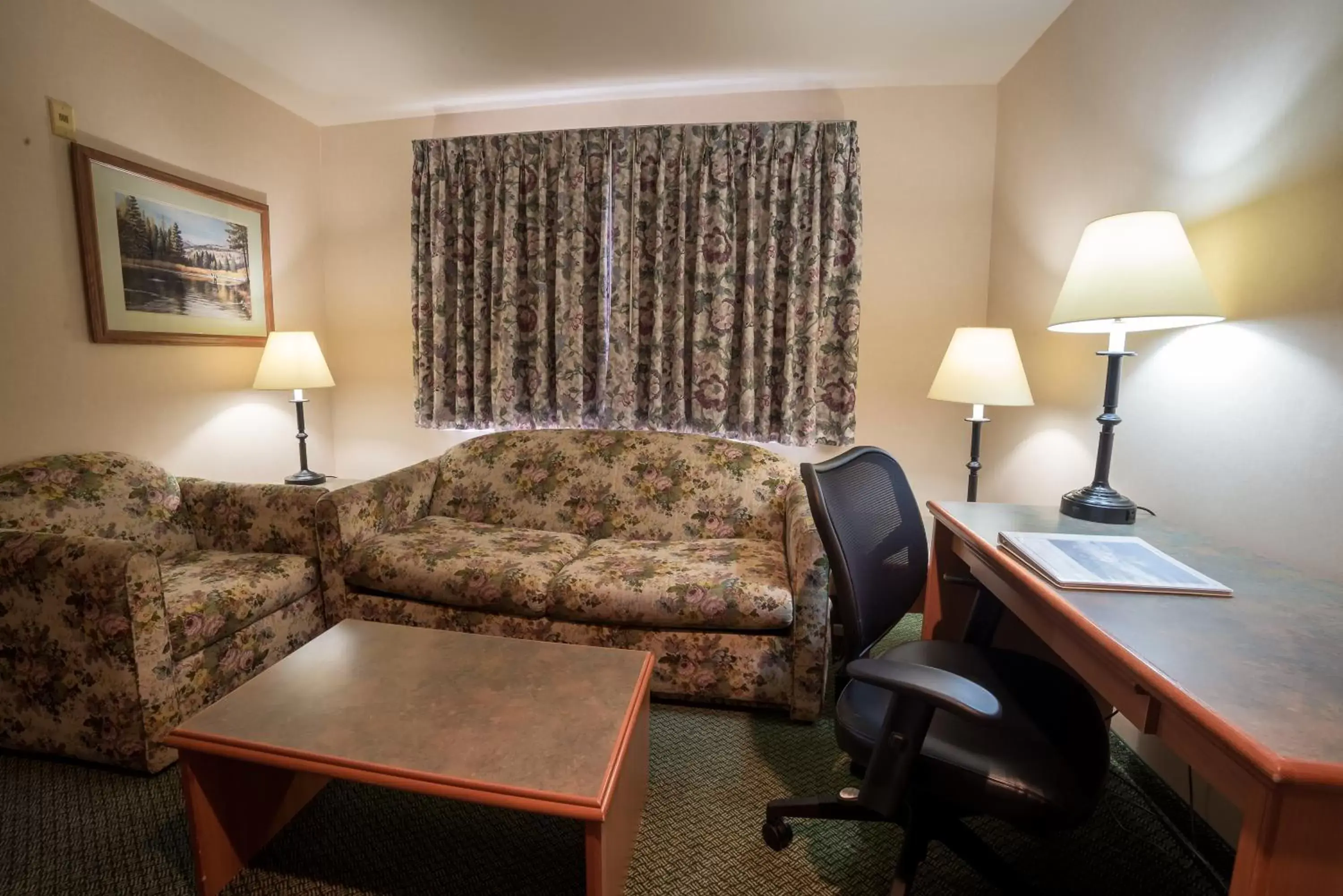 Living room, Seating Area in SureStay Plus by Best Western Enterprise