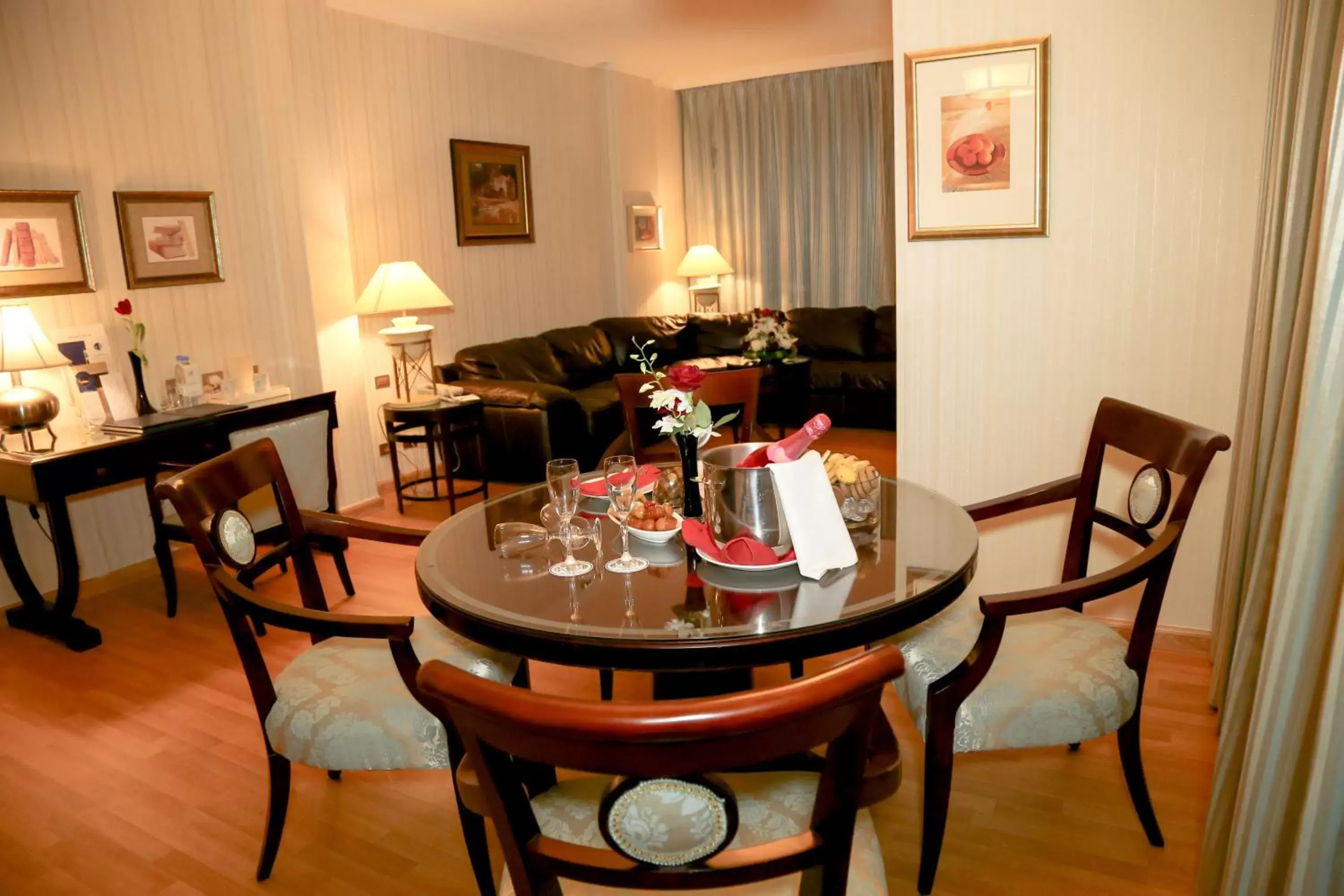 Living room, Restaurant/Places to Eat in Swiss Al Hamra Hotel