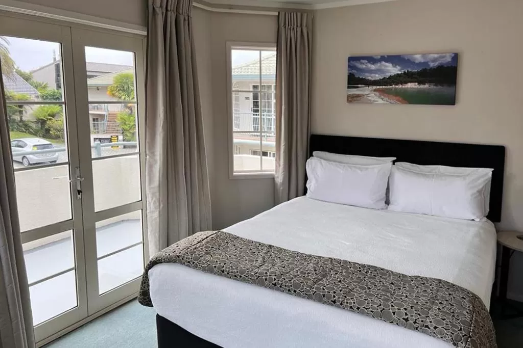 Bedroom, Bed in Silver Fern Rotorua Suites & Spa