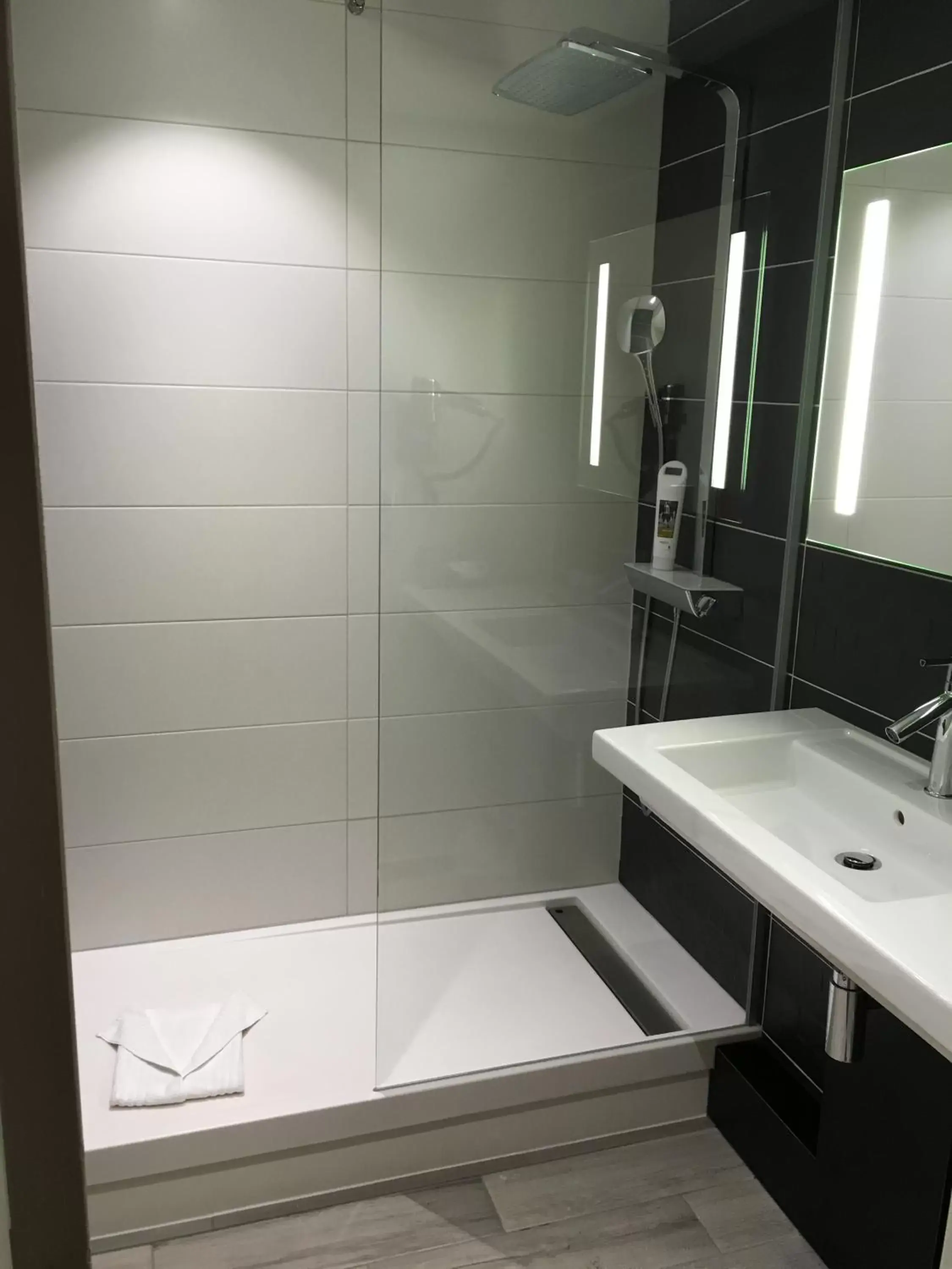 Shower, Bathroom in Mercure Colmar Centre Unterlinden