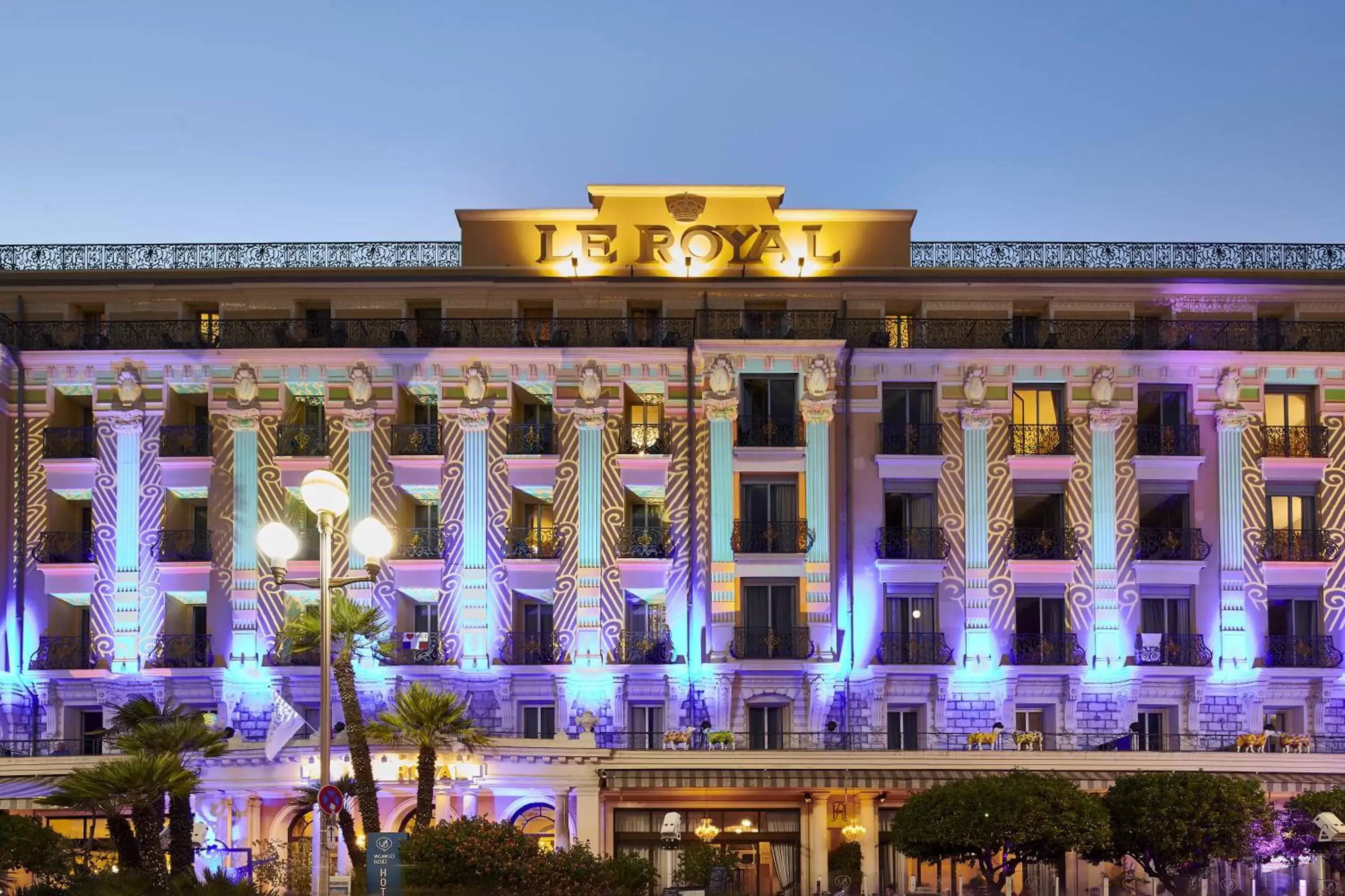 Evening entertainment in Hôtel Le Royal Promenade des Anglais