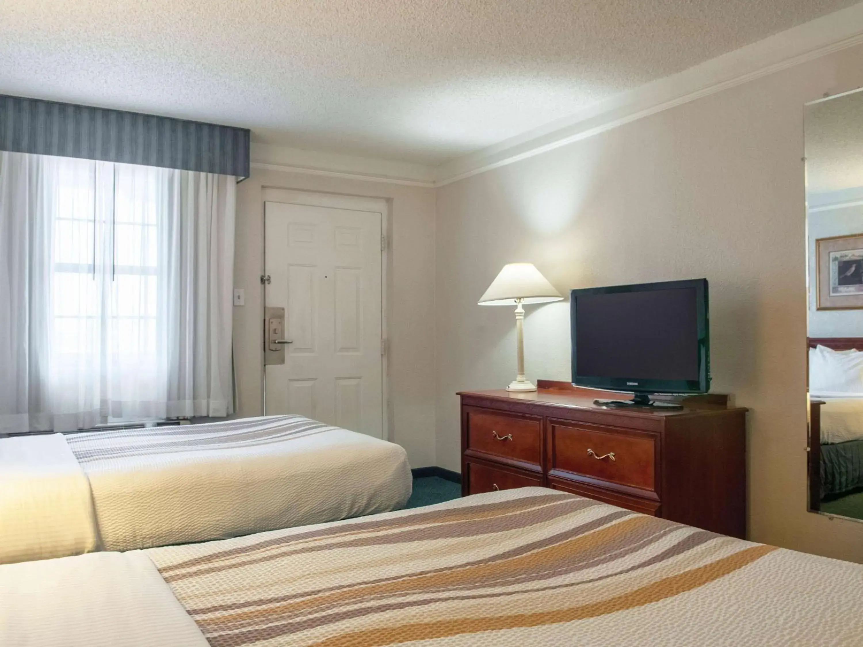 Photo of the whole room, Bed in La Quinta Inn by Wyndham New Orleans Veterans / Metairie