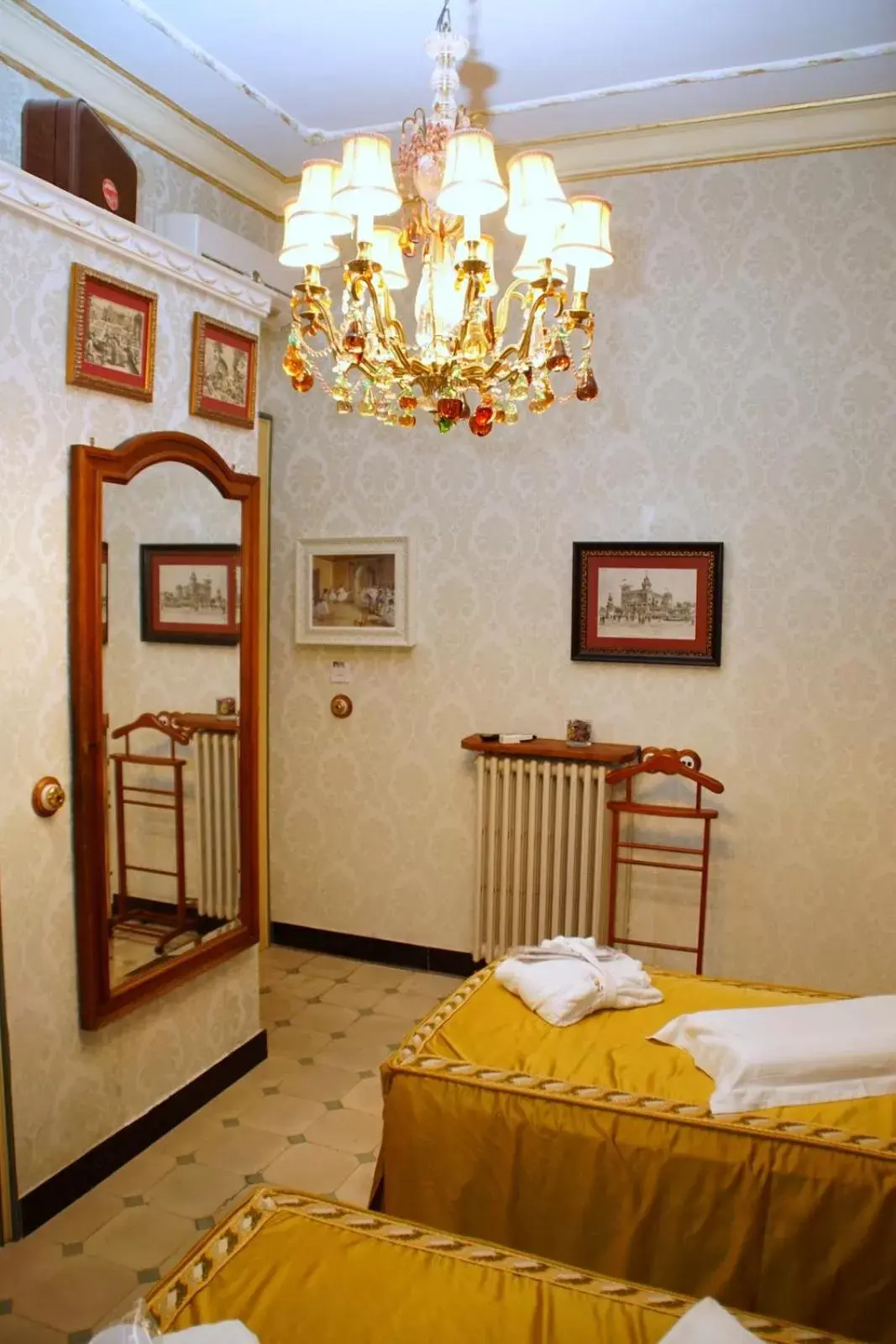 Photo of the whole room, Bed in Sitges Royal Rooms