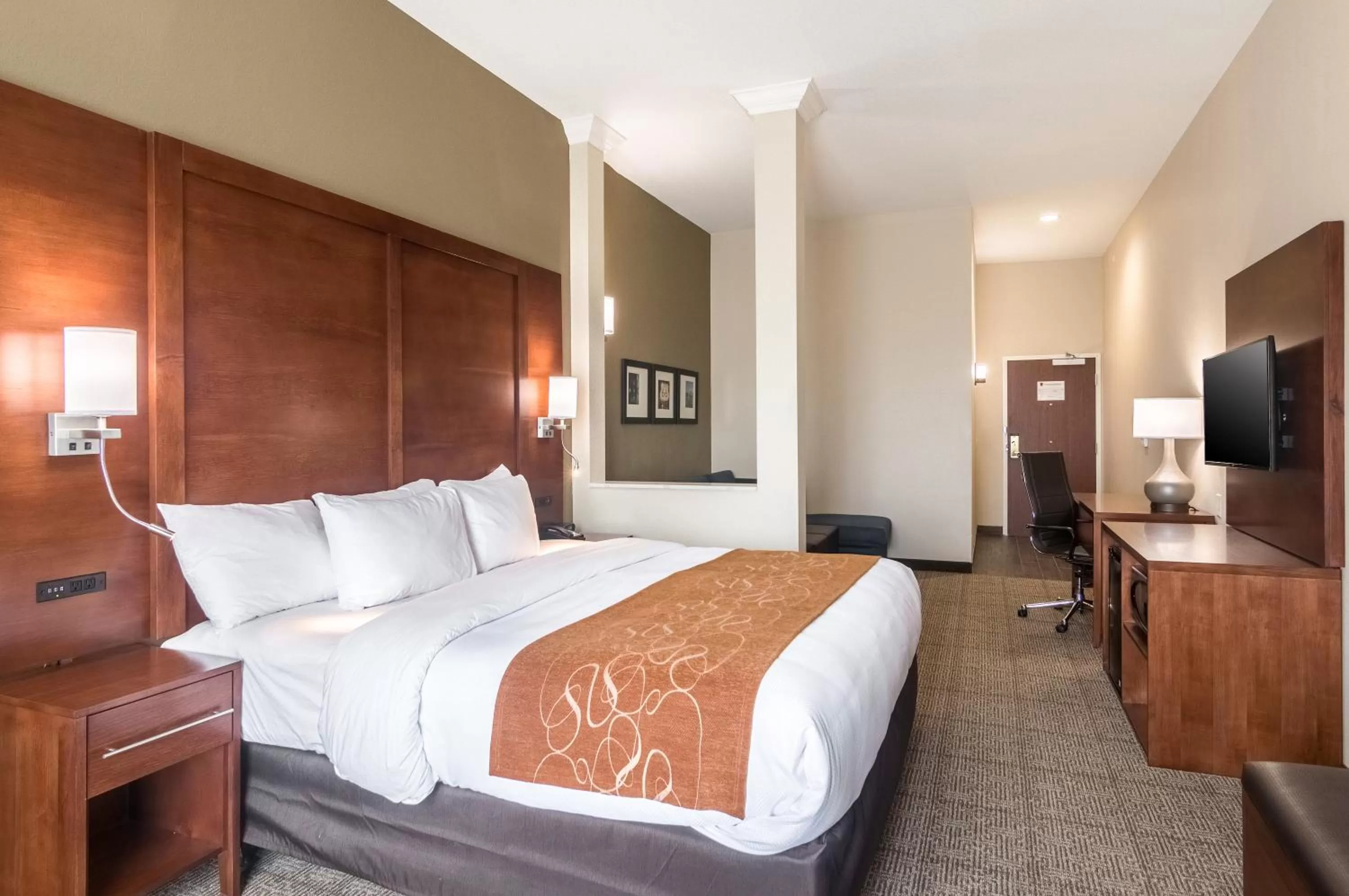 Photo of the whole room, Bed in Comfort Suites Meridian and I-40