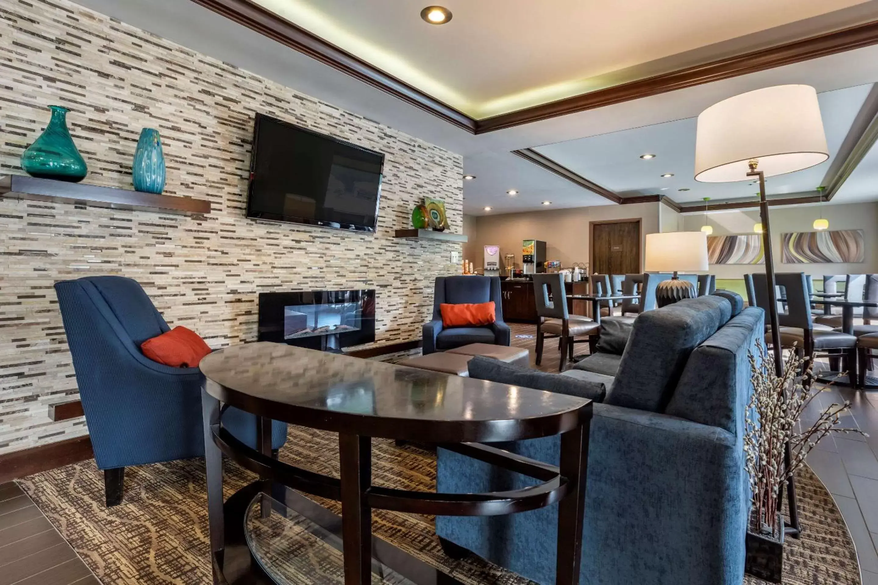 Lobby or reception, Lounge/Bar in Comfort Inn & Suites Butler
