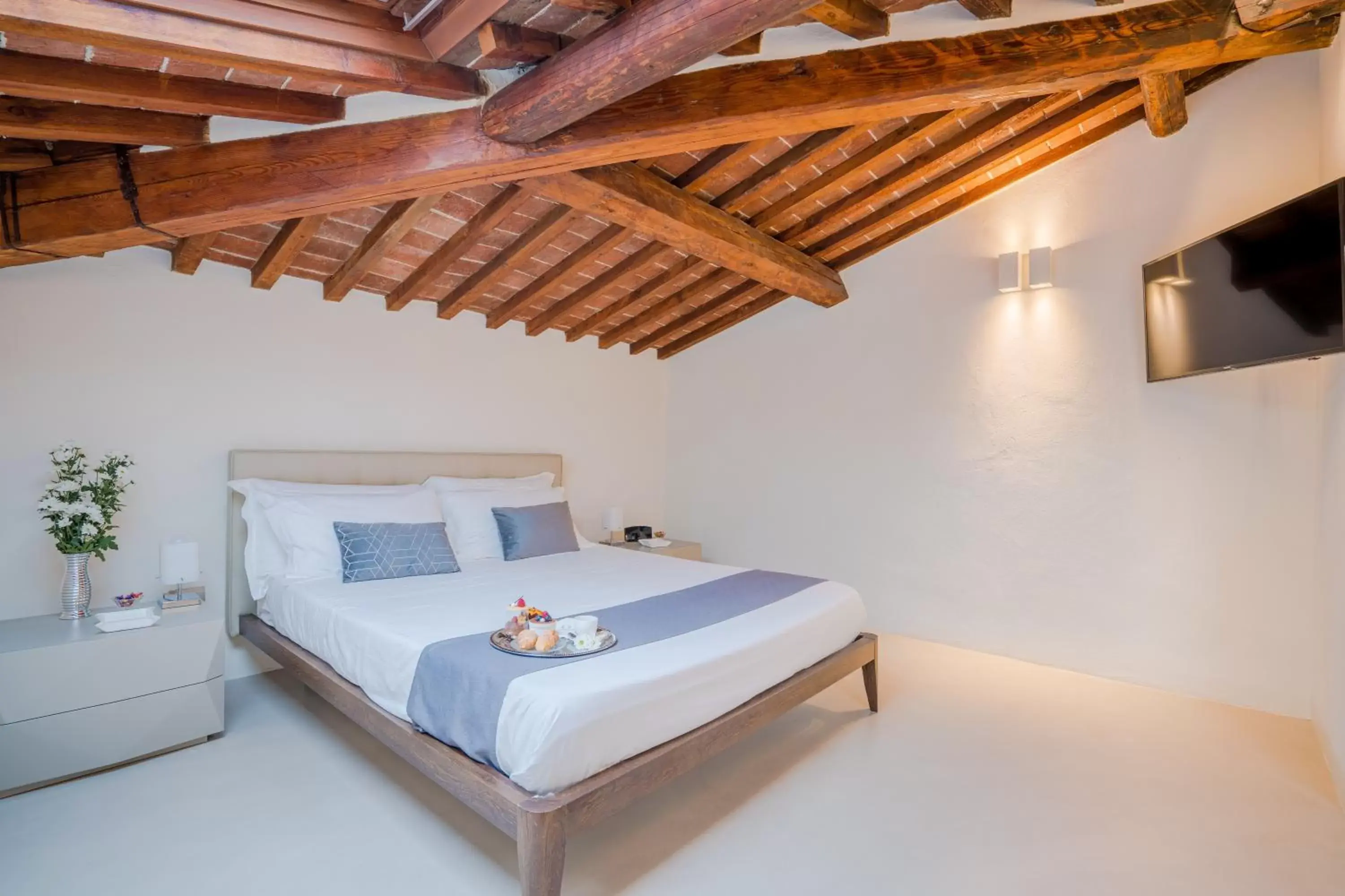 Photo of the whole room, Bed in Palazzo Cini Luxury Rooms in Pisa